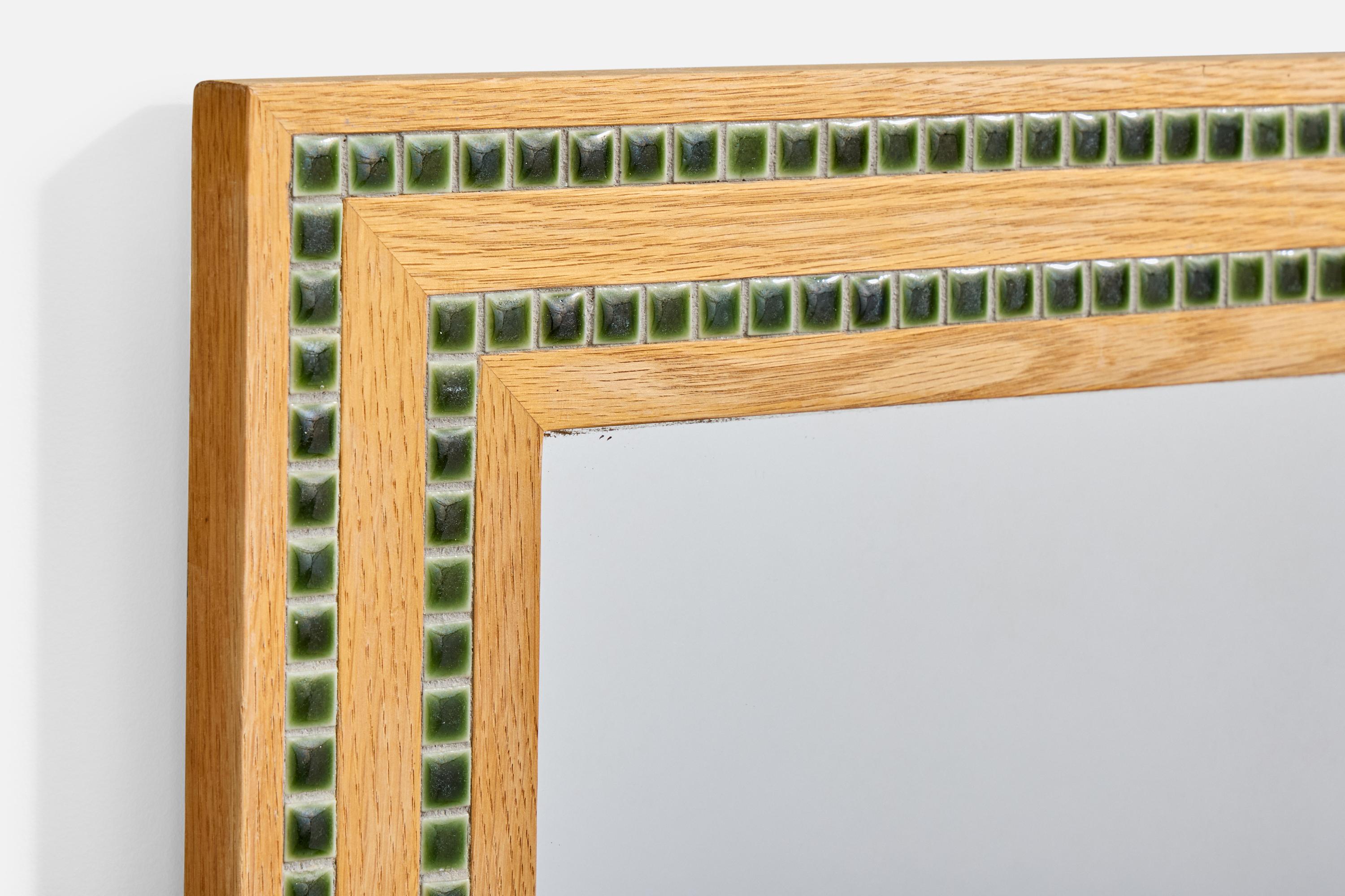 Diseñador sueco, espejo de pared, pino, cerámica, Suecia, años 70 Sueco en venta