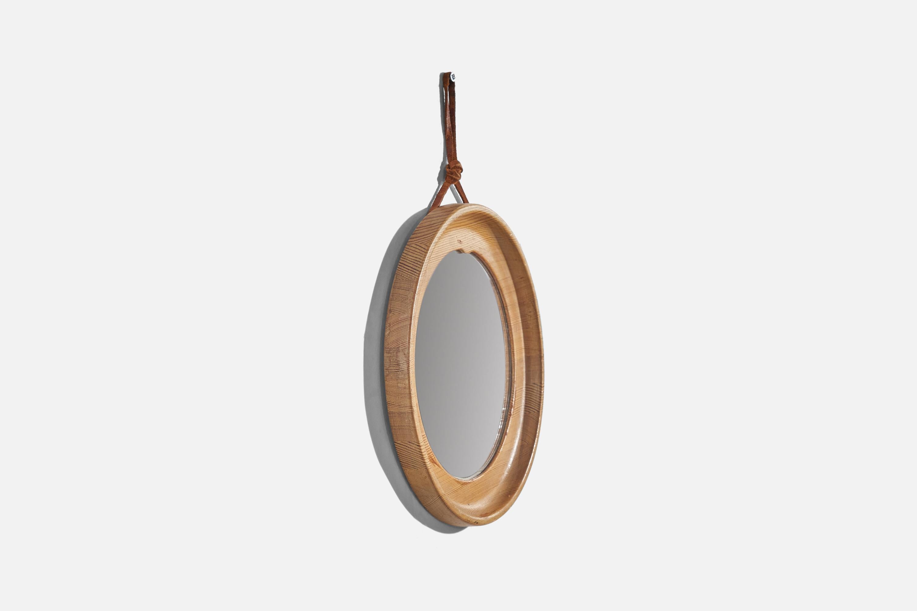 Schwedischer Designer, Wandspiegel, Kiefer, Leder, Spiegelglas, Schweden, 1970er Jahre (Ende des 20. Jahrhunderts)