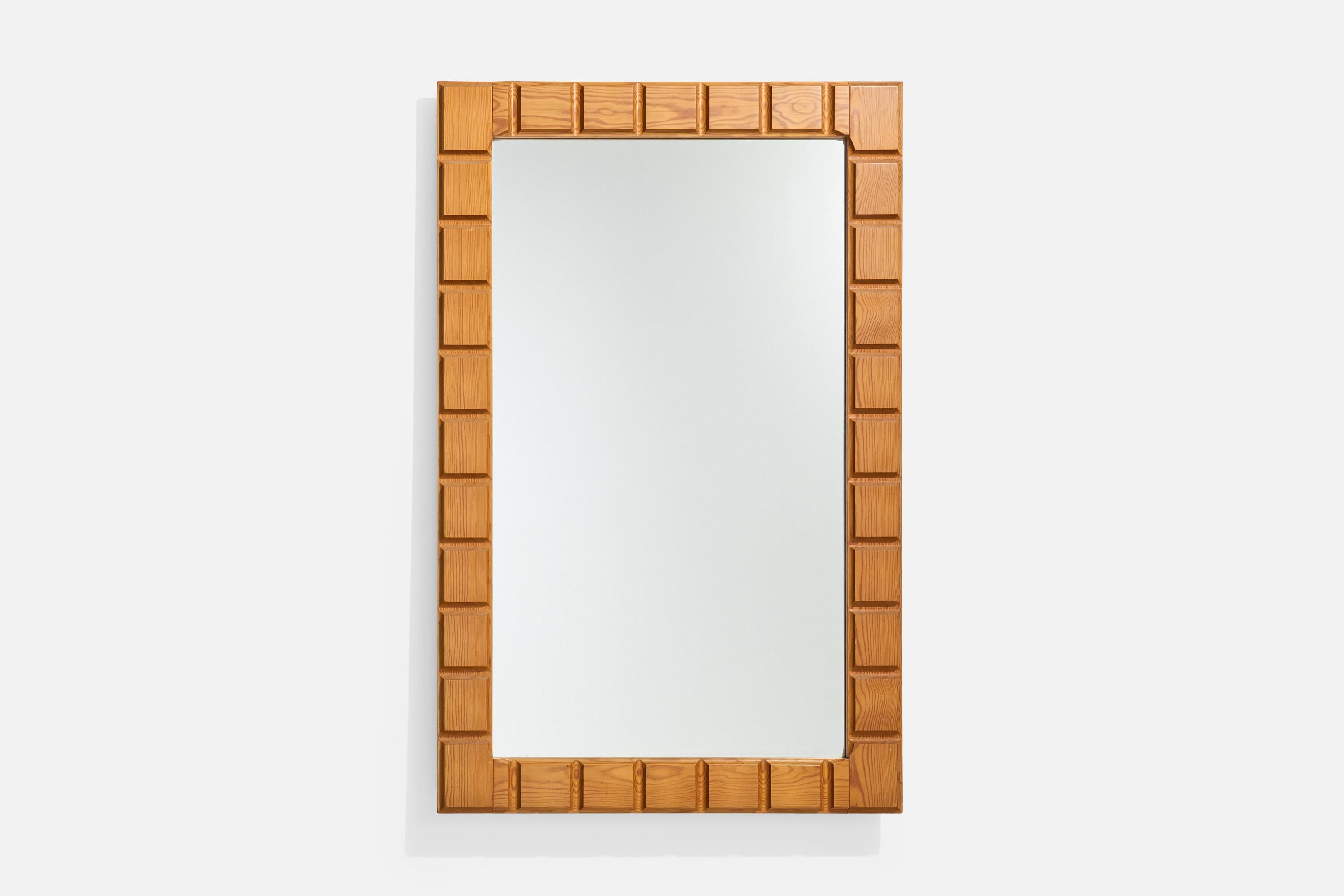Un grand miroir mural en pin conçu et produit en Suède, vers les années 1970.

Dimensions : 47.25