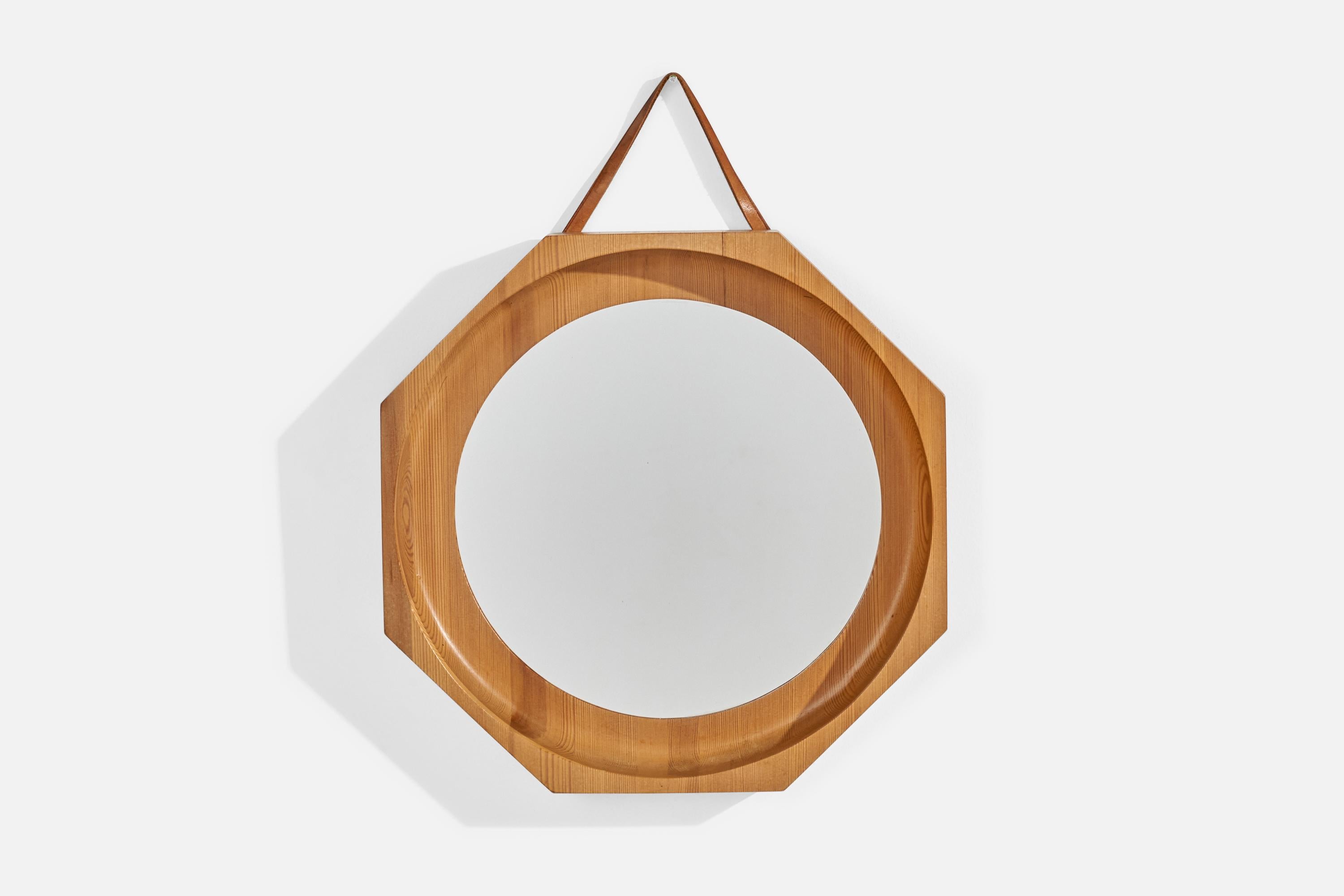 Specchio da parete in pelle e legno di pino prodotto in Svezia, anni '40.
 
