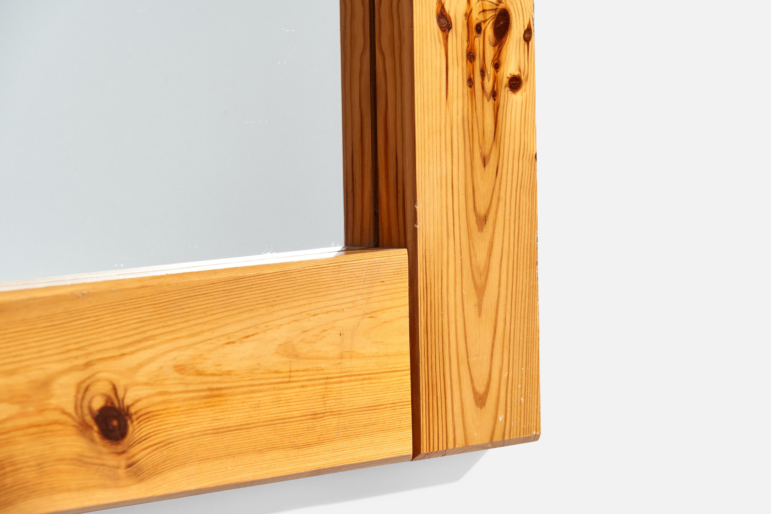 Miroir mural de designer suédois, pin massif, verre de miroir, Suède, 1970 en vente 1