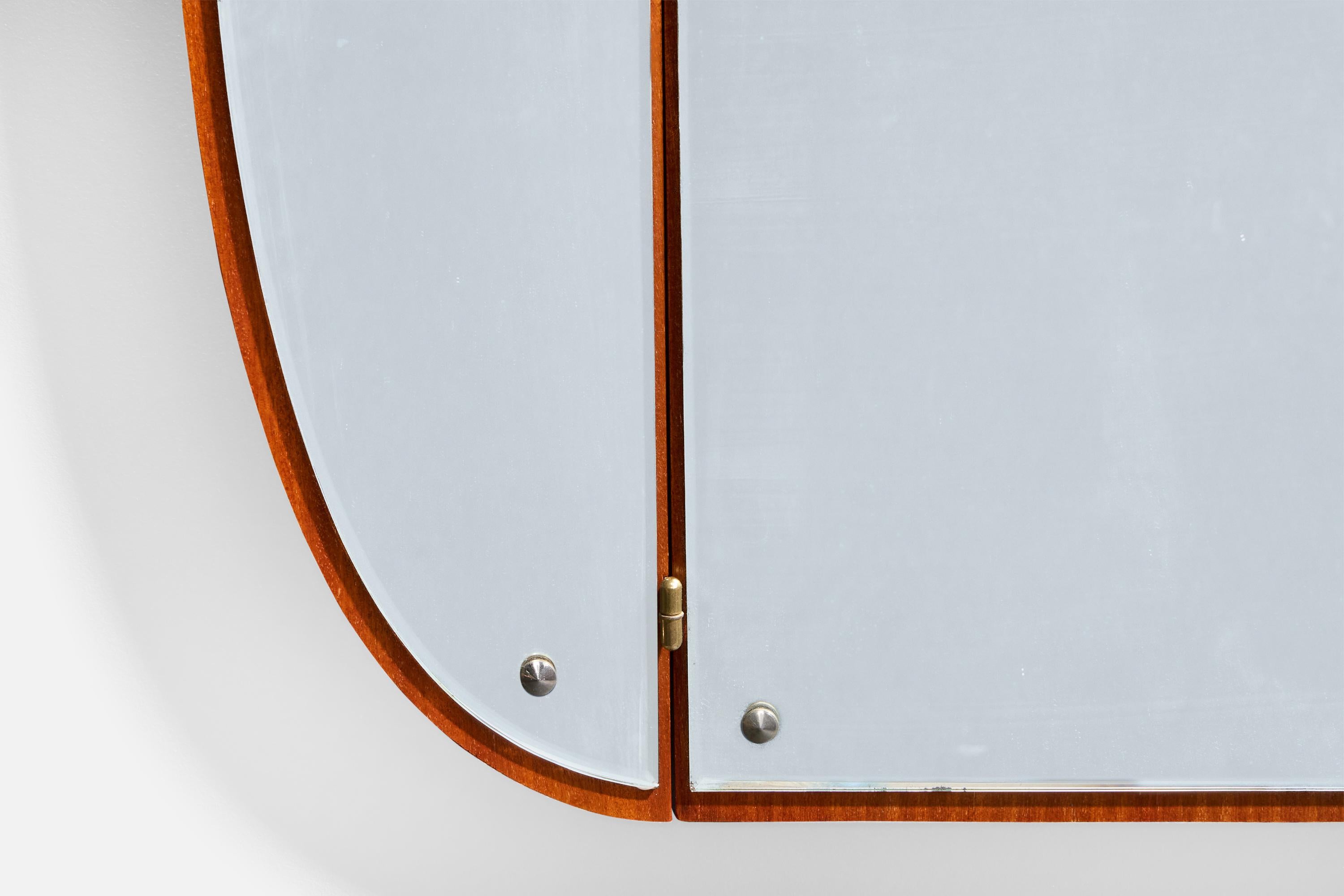 Mid-Century Modern Miroir mural de designer suédois, teck, métal, Suède, années 1950 en vente