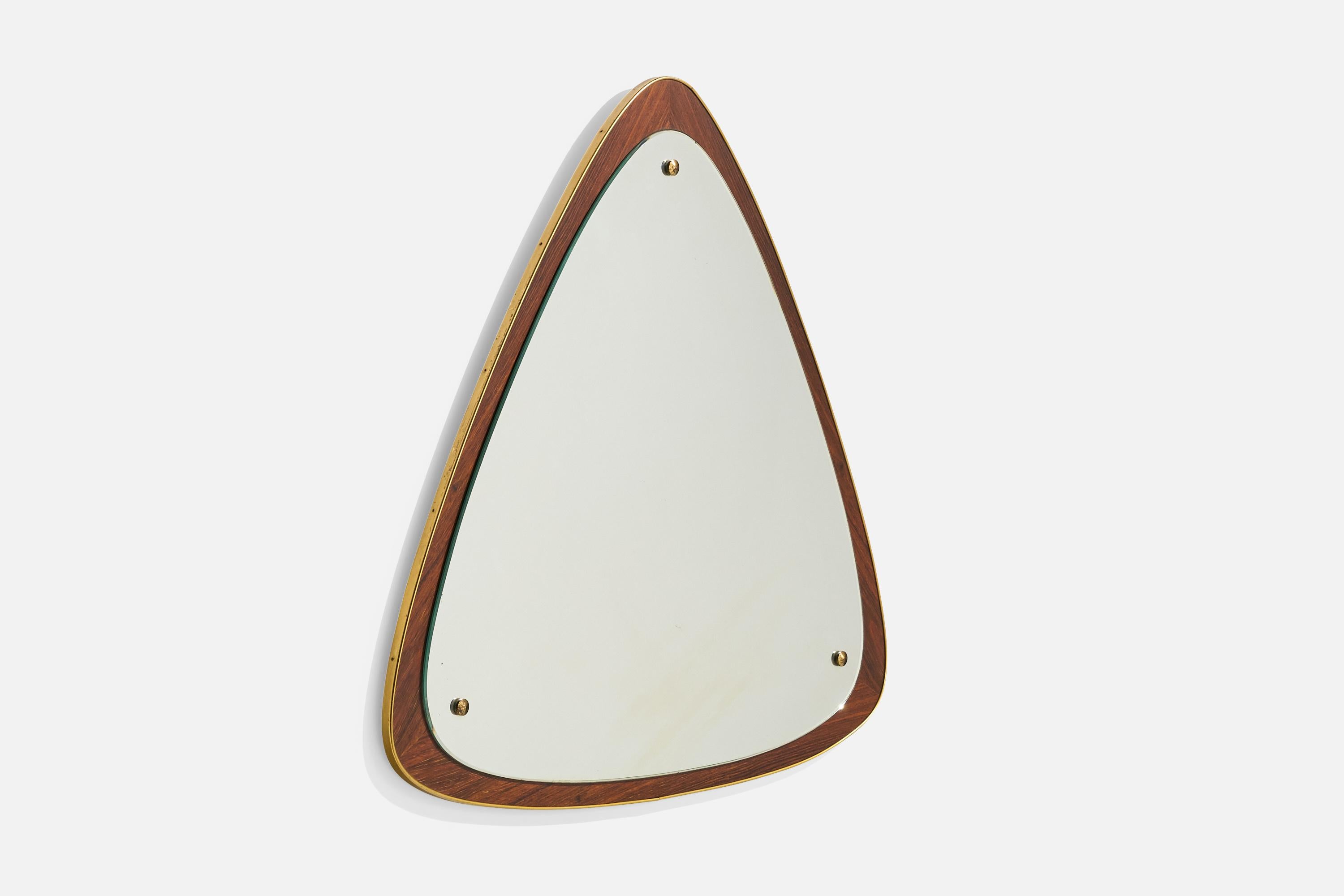 Mid-Century Modern Miroir mural de designer suédois, noyer, laiton, verre de miroir, Suède, années 1950 en vente