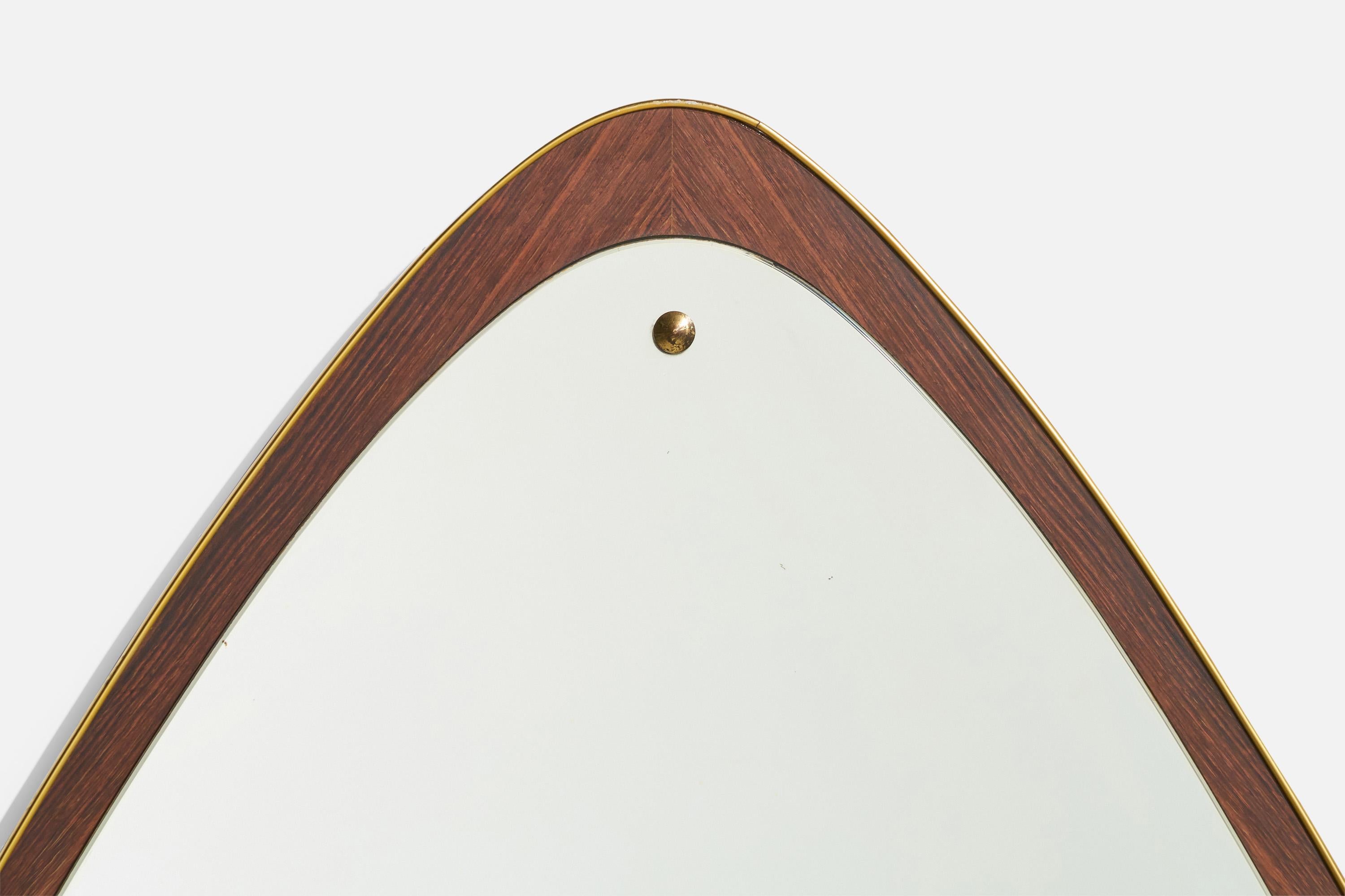 Suédois Miroir mural de designer suédois, noyer, laiton, verre de miroir, Suède, années 1950 en vente