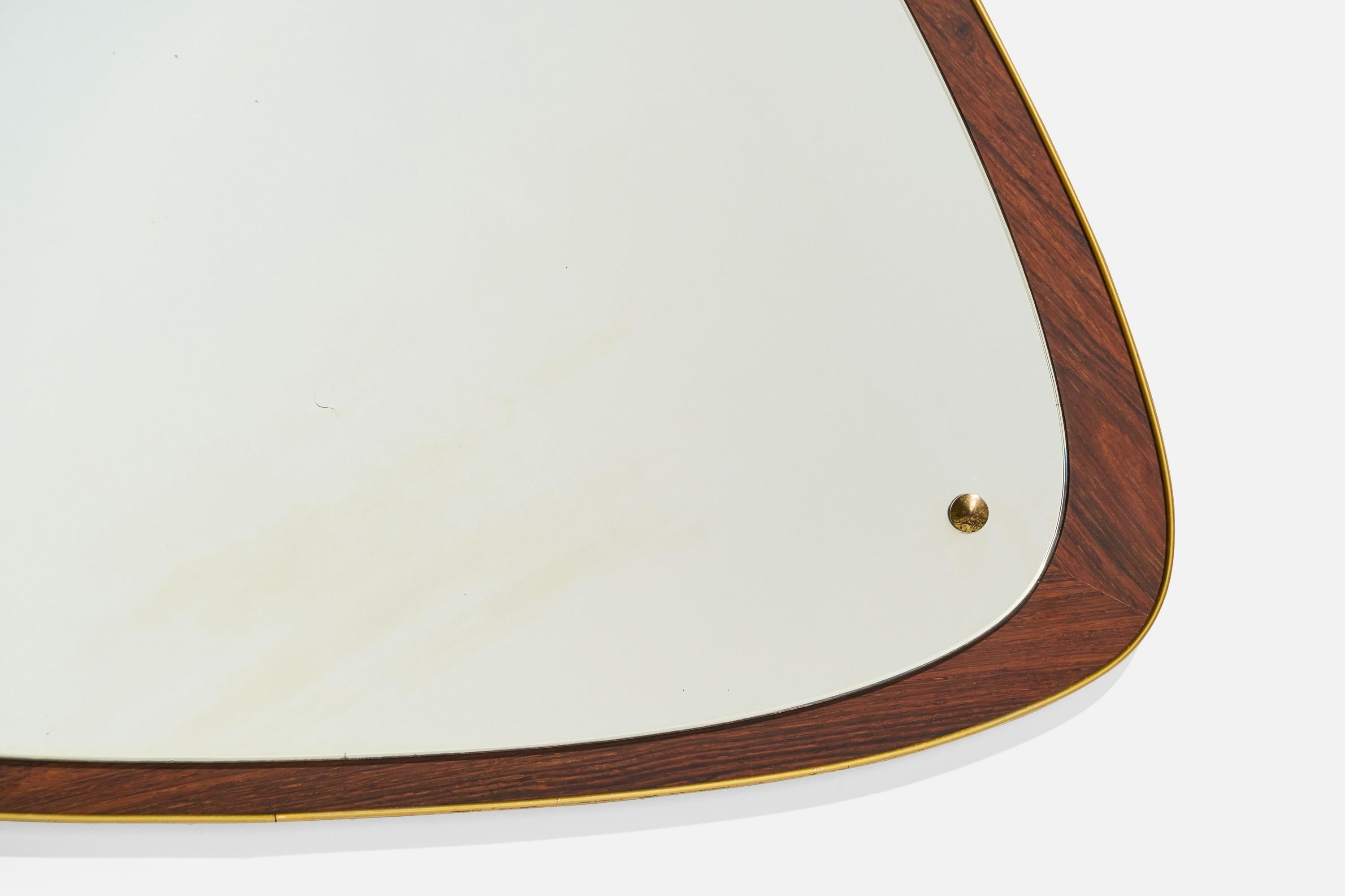 Milieu du XXe siècle Miroir mural de designer suédois, noyer, laiton, verre de miroir, Suède, années 1950 en vente
