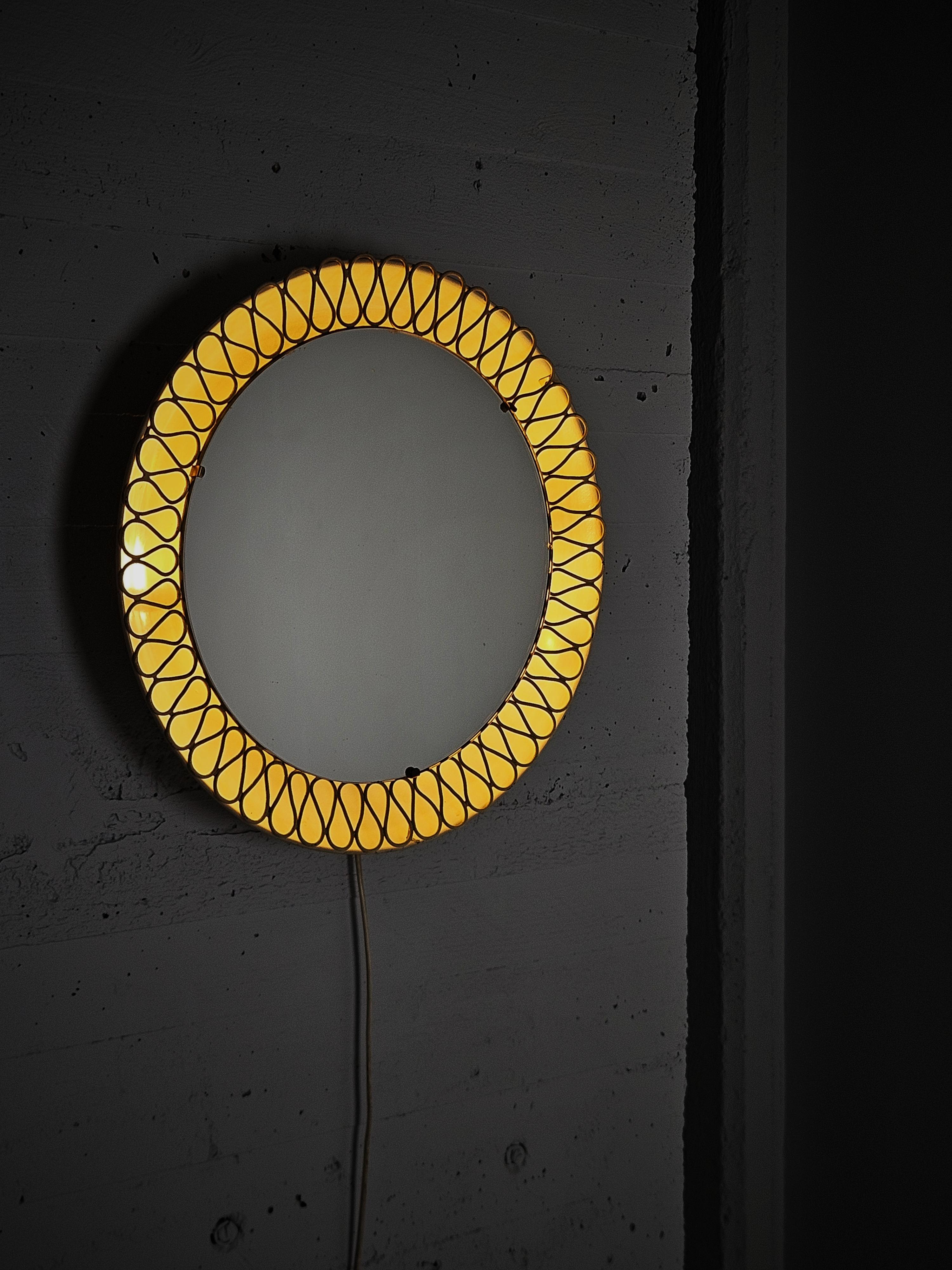 Swedish designer wall mirror with lighting, 1950s Bon état - En vente à Eskilstuna, SE