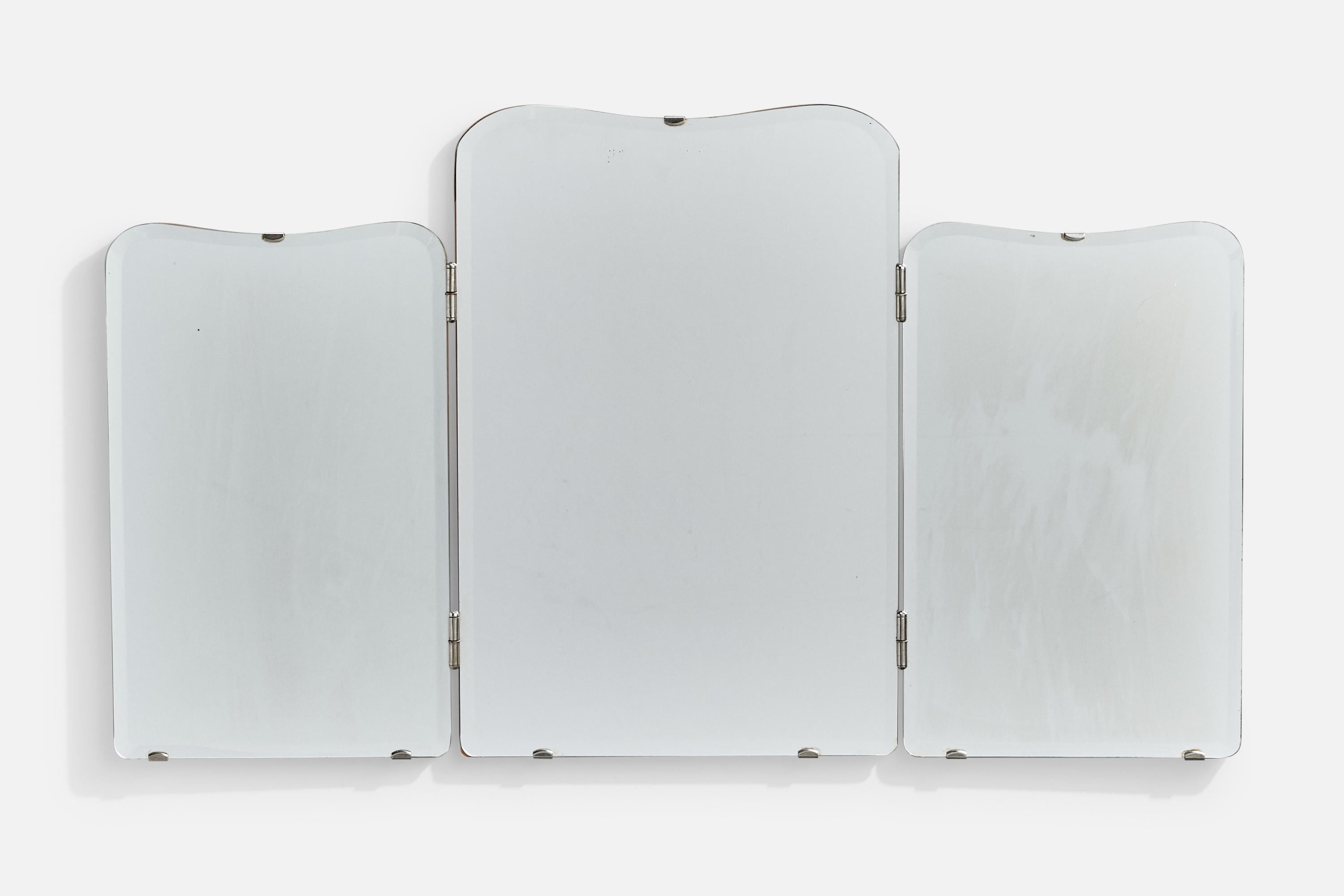 Miroir mural pliable en bois et en métal, conçu et produit en Suède, C.1950.

Usure du bois conforme à l'âge et à l'utilisation

Usure du verre du miroir conforme à l'âge et à l'utilisation

Dimensions globales (pouces) : 20.0 