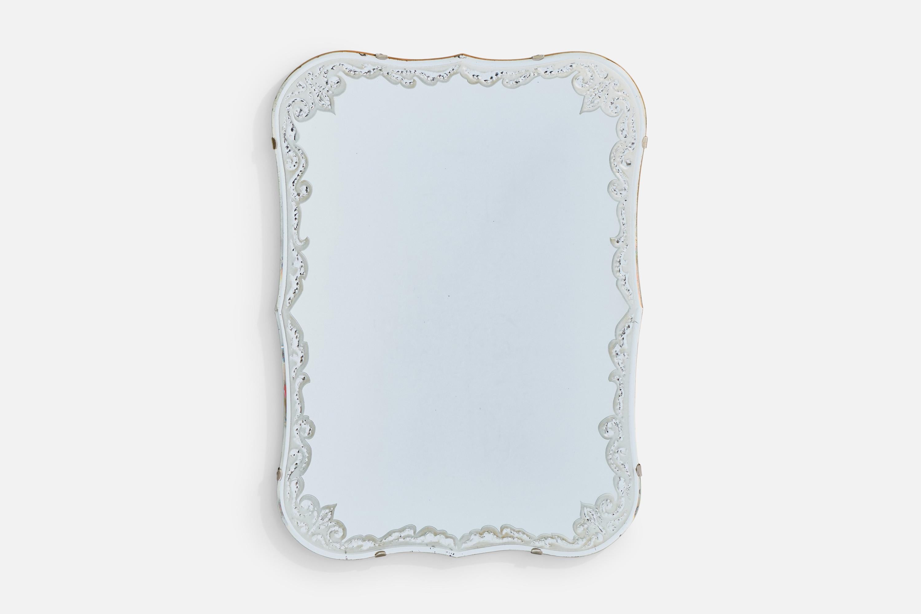 Espejo de pared de madera y metal con decoración grabada, diseñado y fabricado en Suecia, c. 1950.

Dimensiones totales (pulgadas): 27,5 