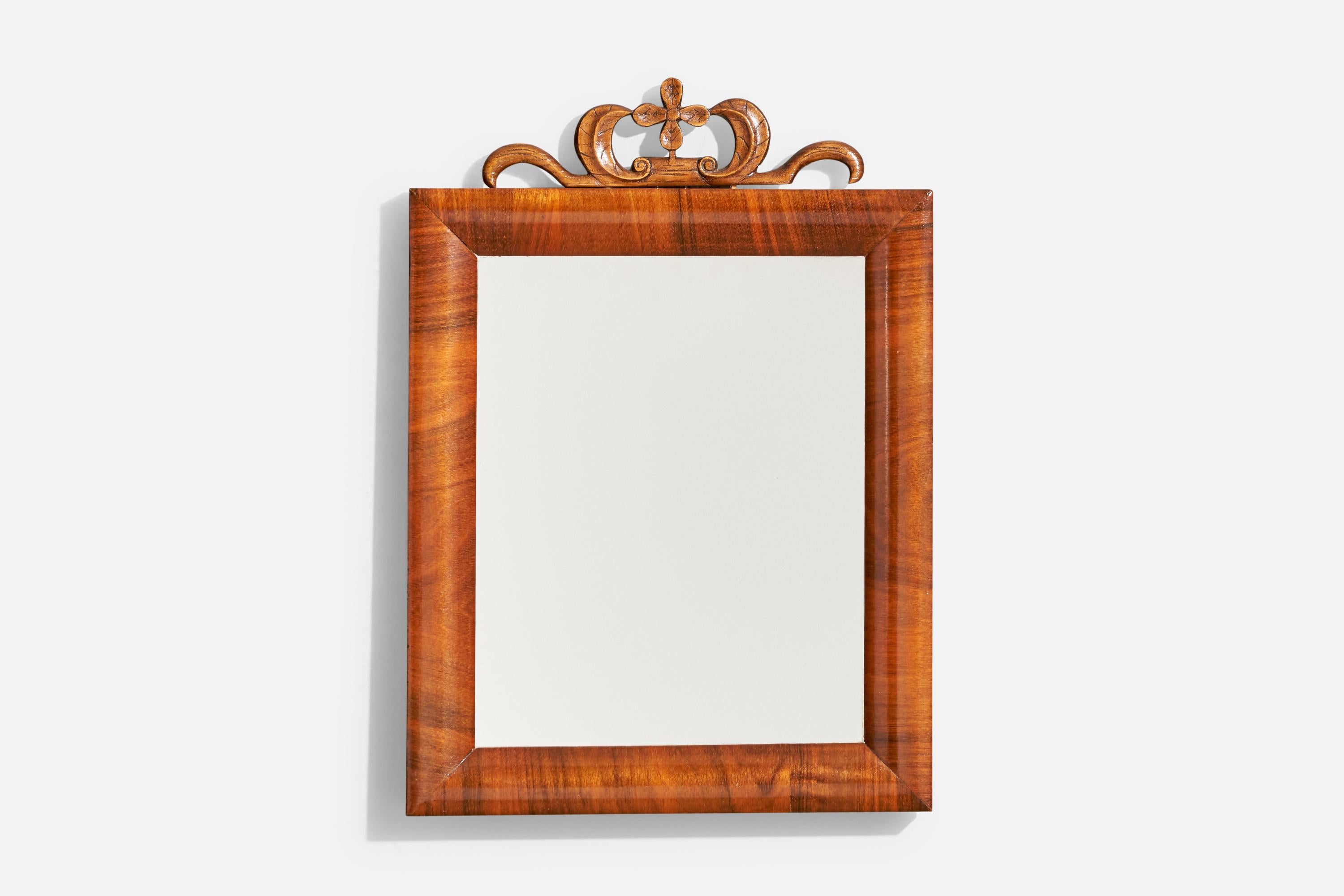 Miroir mural en bois conçu et produit en Suède, c. 1930.

Dimensions : 15.375
