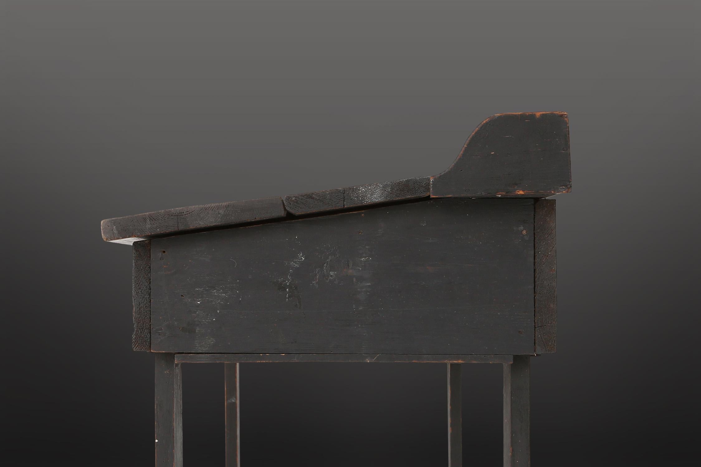 Schwedischer Schreibtisch des 19. Jahrhunderts in schwarzer Originalfarbe im Angebot 7