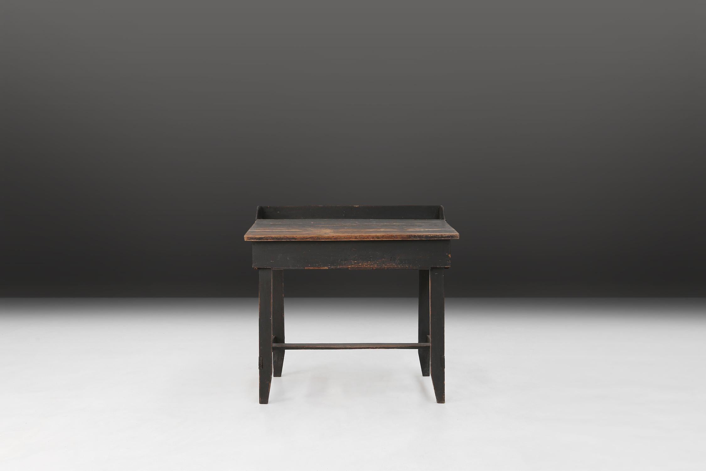 Schwedischer Schreibtisch des 19. Jahrhunderts in schwarzer Originalfarbe im Zustand „Gut“ im Angebot in Meulebeke, BE