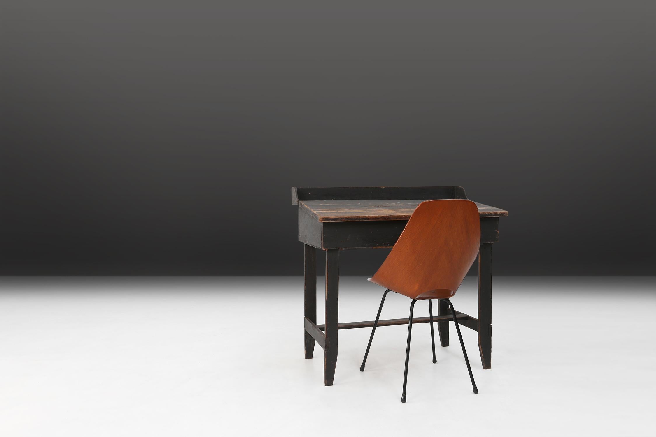 Schwedischer Schreibtisch des 19. Jahrhunderts in schwarzer Originalfarbe (Kiefernholz) im Angebot