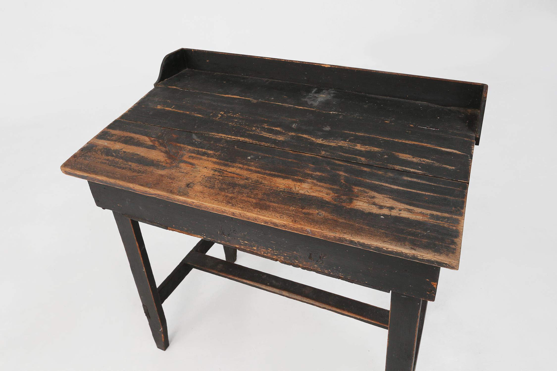 Schwedischer Schreibtisch des 19. Jahrhunderts in schwarzer Originalfarbe im Angebot 3
