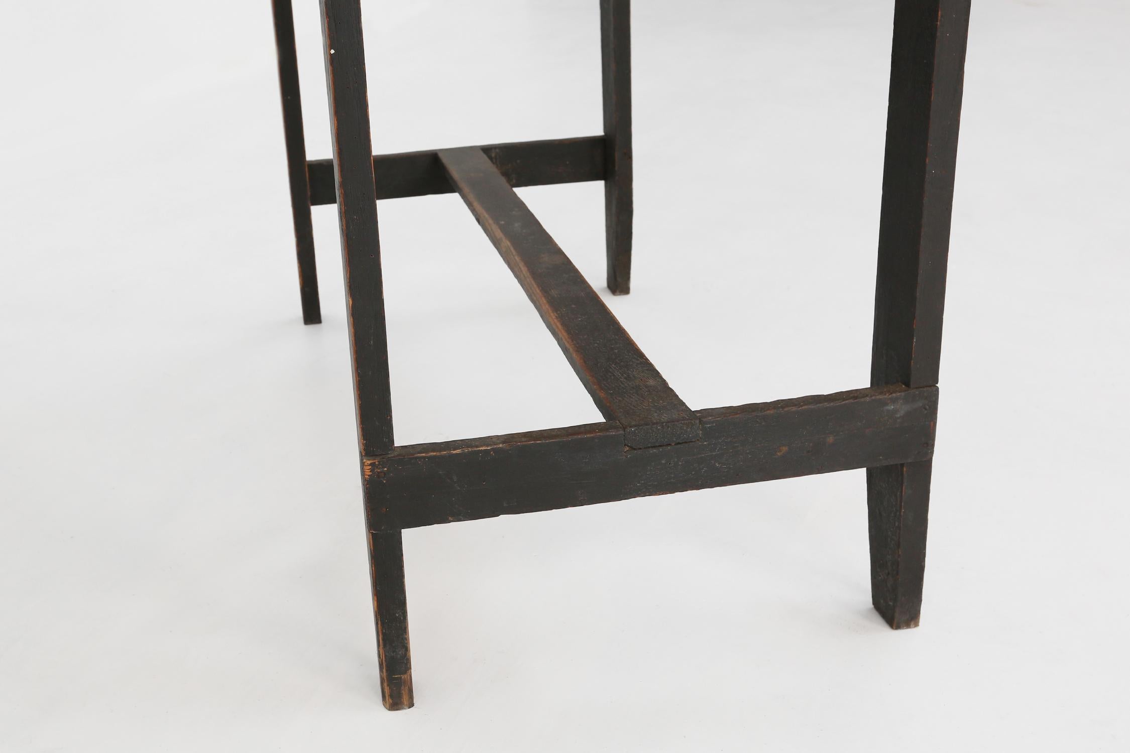 Schwedischer Schreibtisch des 19. Jahrhunderts in schwarzer Originalfarbe im Angebot 4