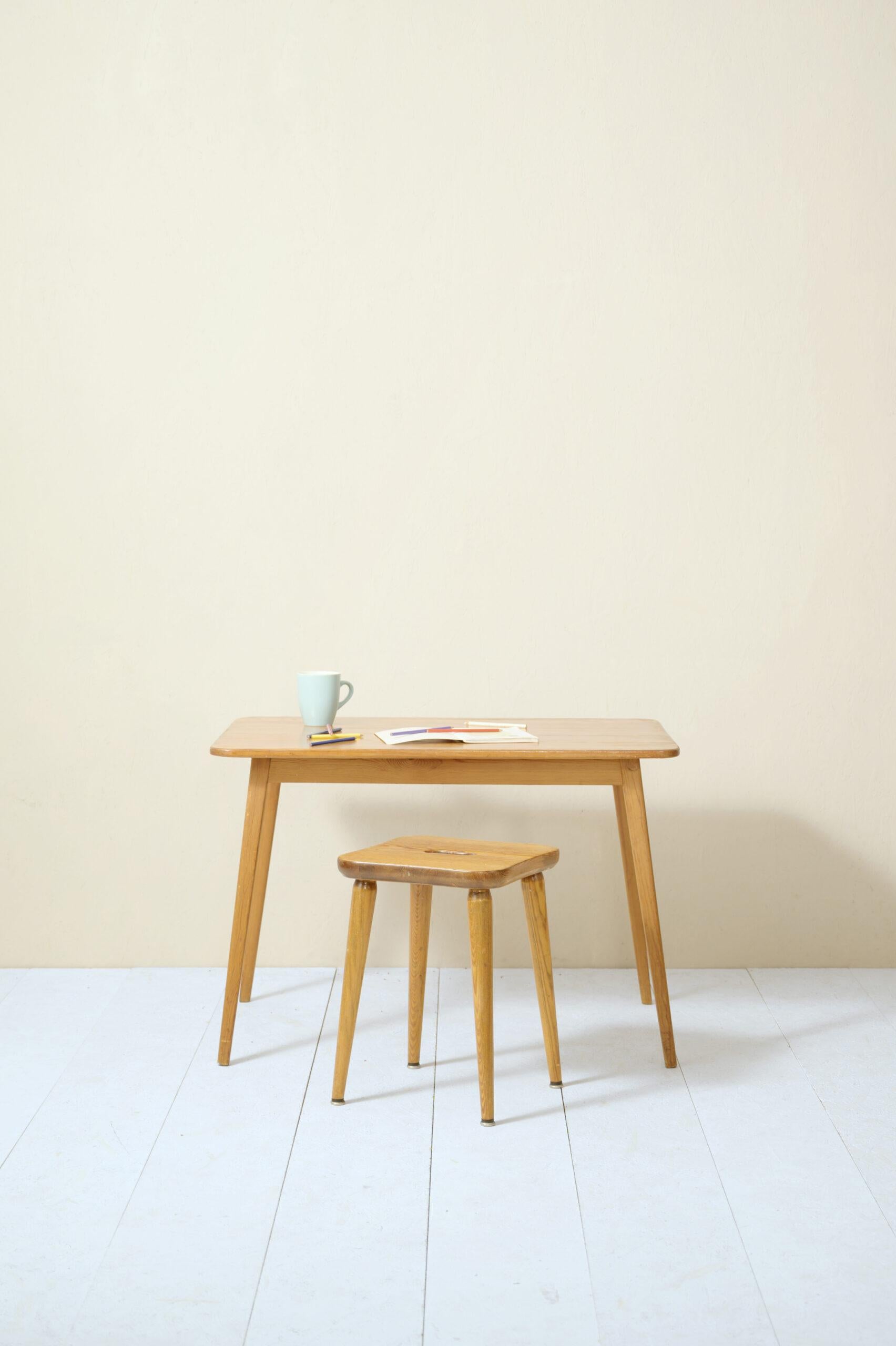 Pine wood table and stool set designed by G.Malmvall for The Swedish Fur company.

Two pieces of furniture of Scandinavian origin, evident in the type of wood used and the rustic but already modern style. Characterized by soft, simple lines and
