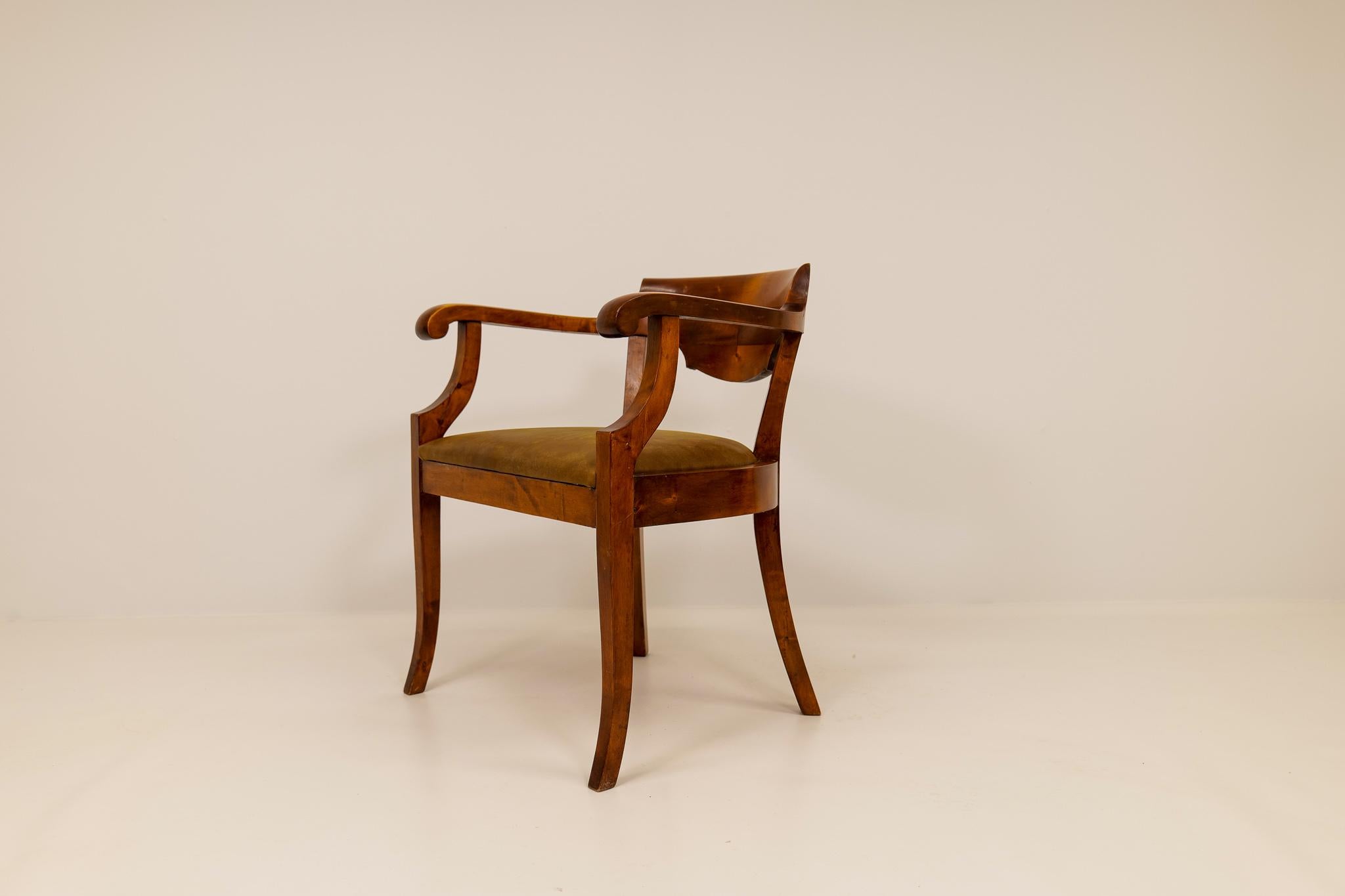 Une belle chaise de bureau dans le style Karl Johan, fabriquée en Suède dans les années 1920. Cette chaise a été laquée en acajou brun pour donner au bouleau un aspect encore plus exclusif. Le siège a été retapissé en cuir naturel marron foncé.