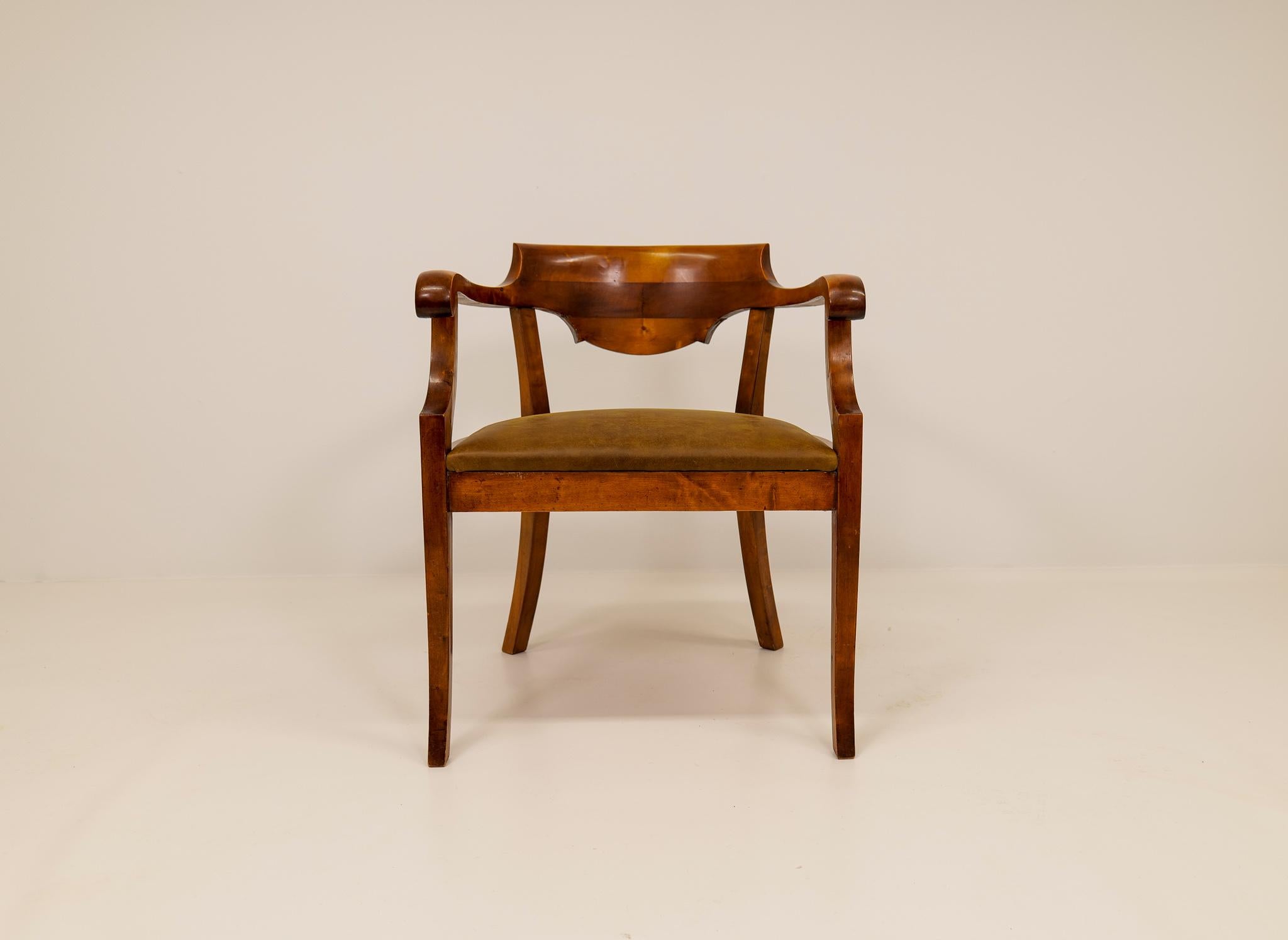 Laqué Chaise de bureau suédoise en bouleau laqué acajou Brown Suède années 1920 en vente