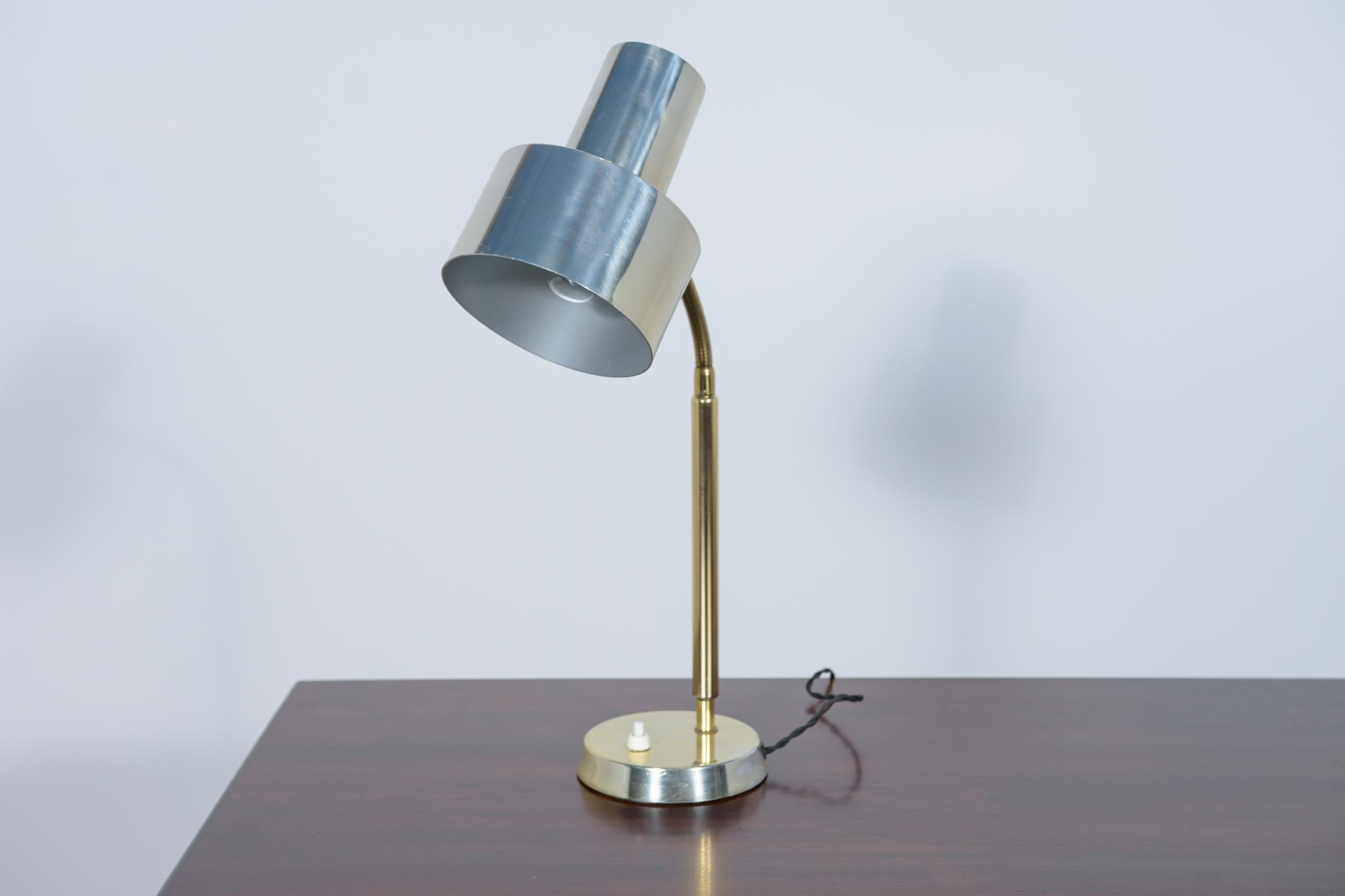 Lampe de bureau fabriquée par la manufacture Boréns en Suède dans les années 1960. L'état de la lampe est très bon. La lampe a gagné un nouveau câblage. Il a été vérifié et est entièrement fonctionnel. Elle a été nettoyée et polie.