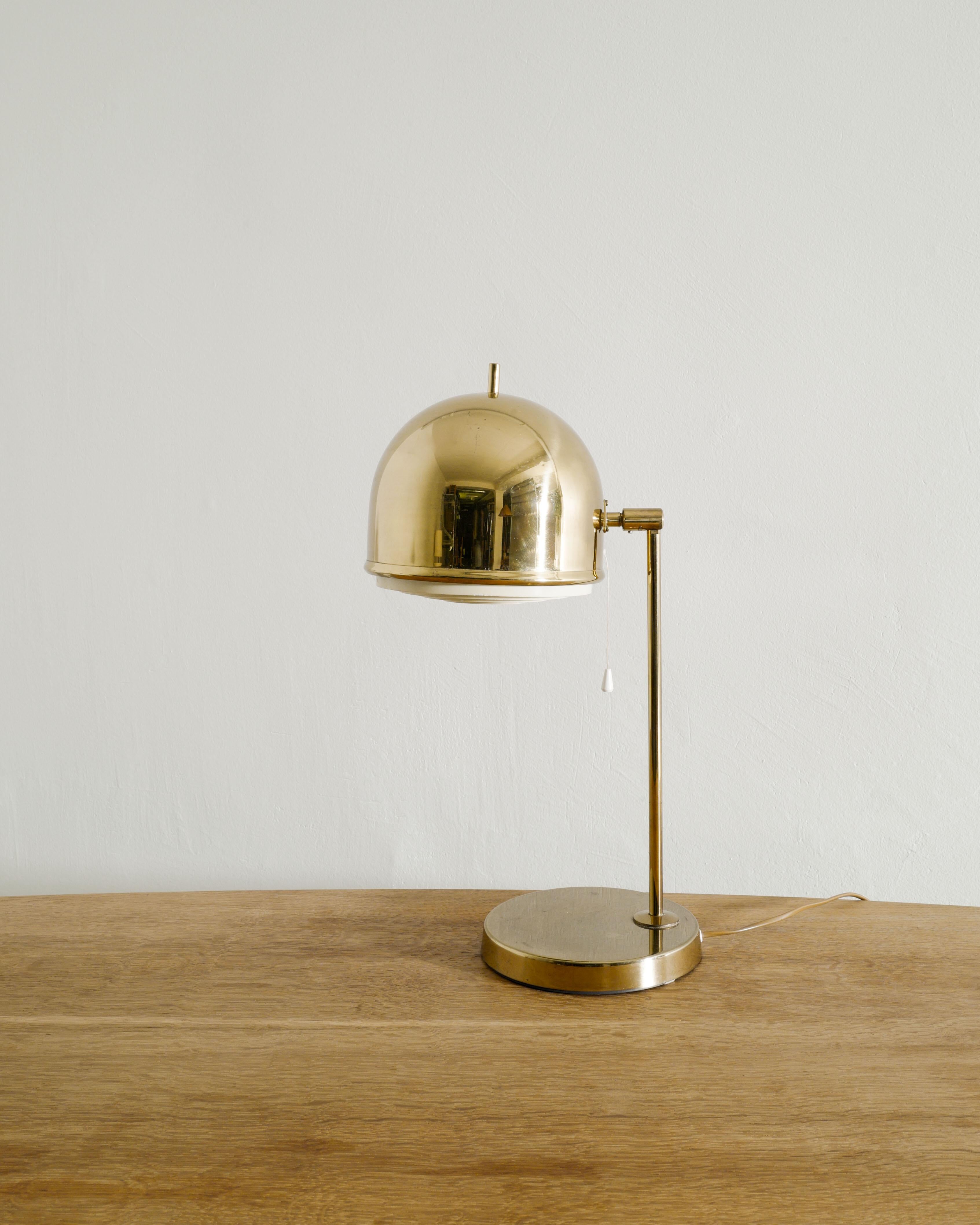 Rare Swedish mid century table / desk lamp in brass by Eje Ahlgren produced by Bergboms, 1960s. In good vintage condition. 

Dimensions: H: 52 cm / 20.45