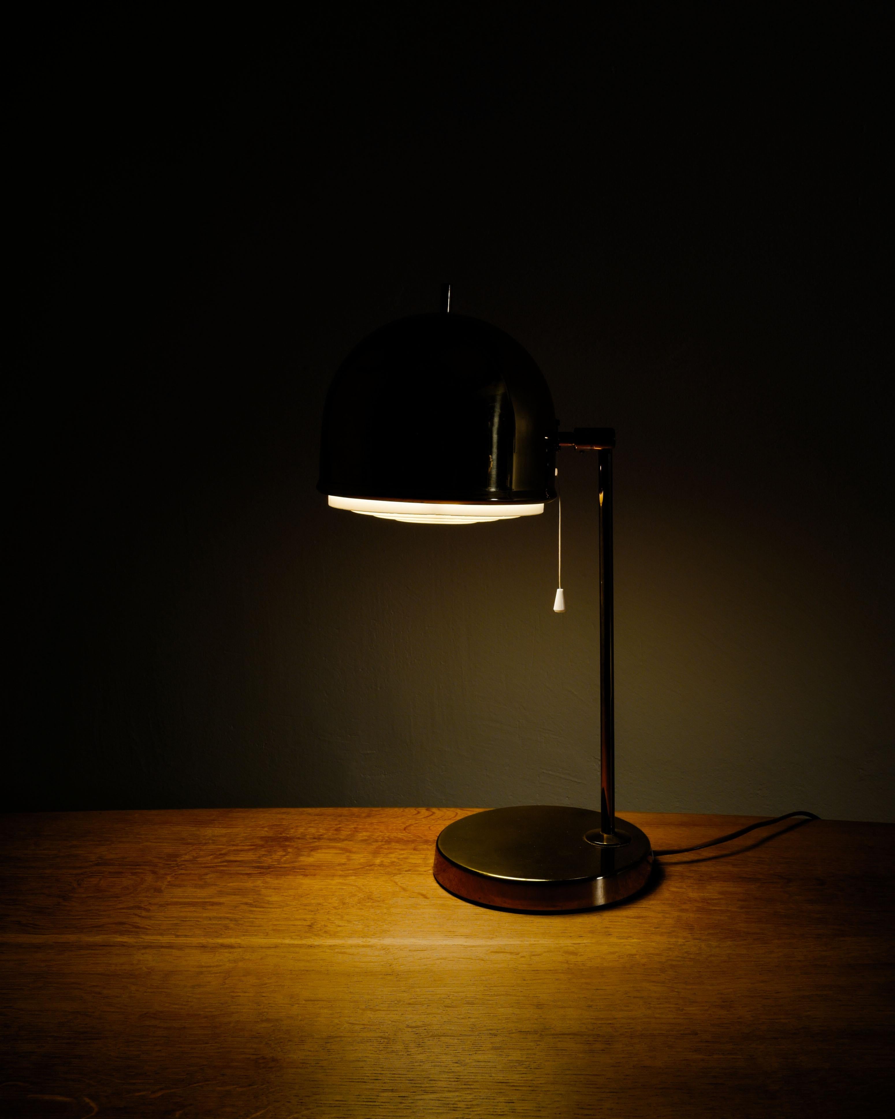 Scandinavo moderno Lampada da tavolo svedese B-075 in ottone di Eje Ahlgren per Bergboms Svezia, anni '60 in vendita