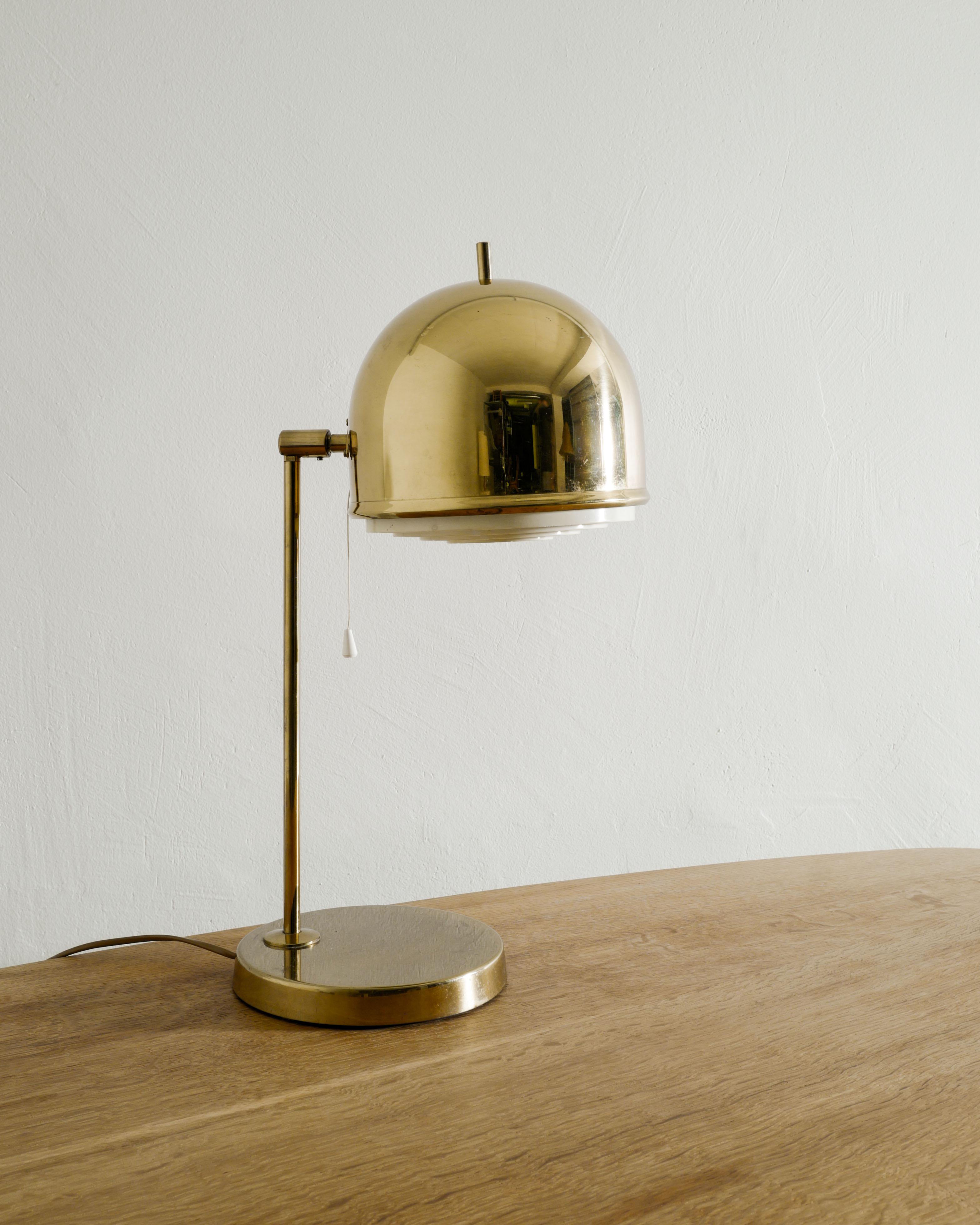 Lampada da tavolo svedese B-075 in ottone di Eje Ahlgren per Bergboms Svezia, anni '60 In condizioni buone in vendita a Stockholm, SE