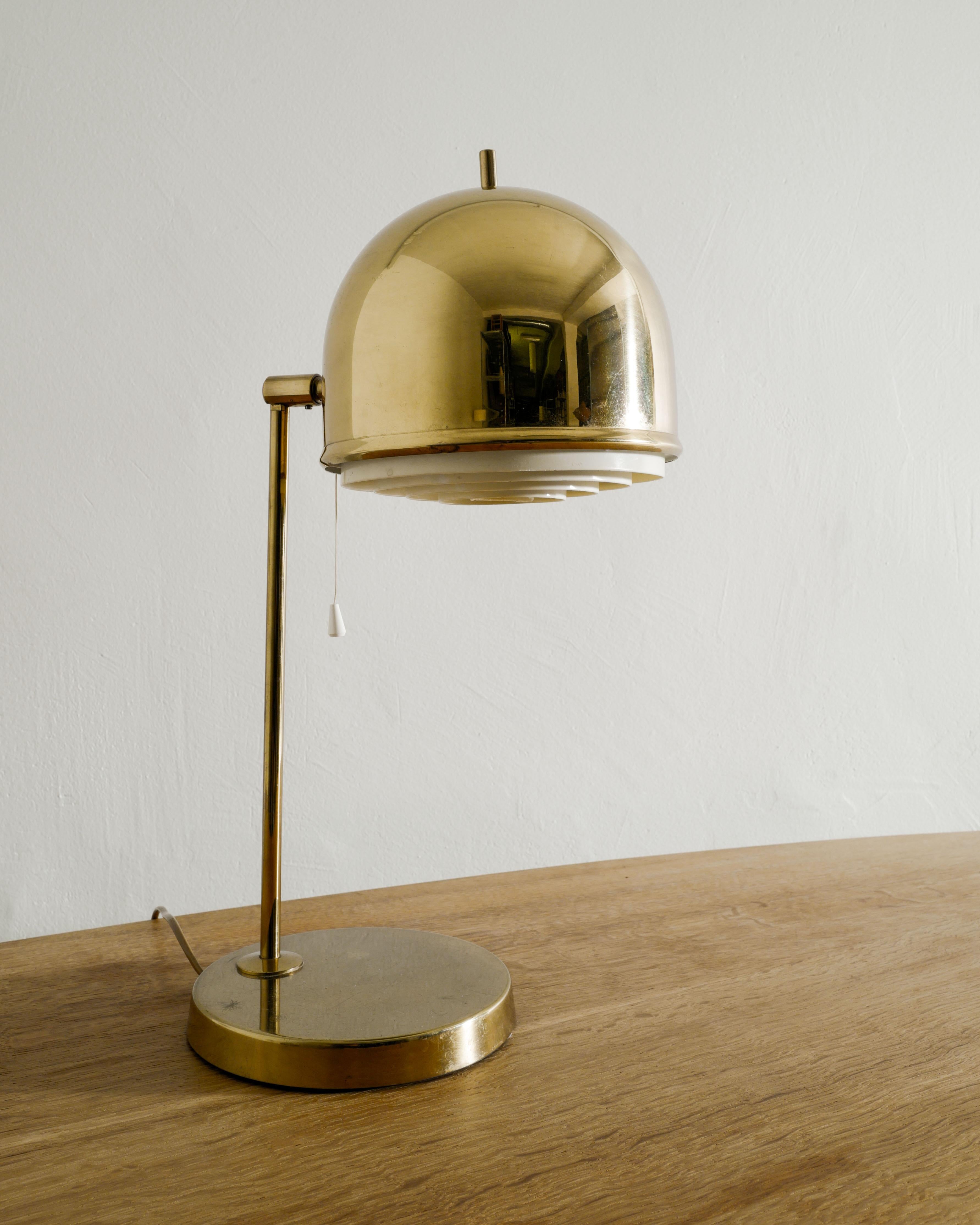 Ottone Lampada da tavolo svedese B-075 in ottone di Eje Ahlgren per Bergboms Svezia, anni '60 in vendita