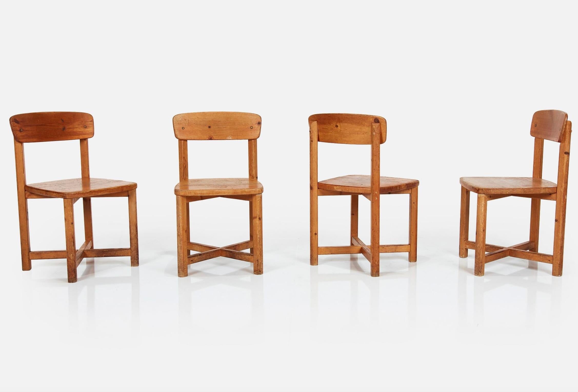 Diese Esszimmerstühle aus schwedischem Kiefernholz sind der Inbegriff von rustikalem Charme und zeitloser Schlichtheit. Die aus robustem Kiefernholz gefertigten Stühle vereinen Langlebigkeit mit einer einladenden Wärme, die die natürlichen