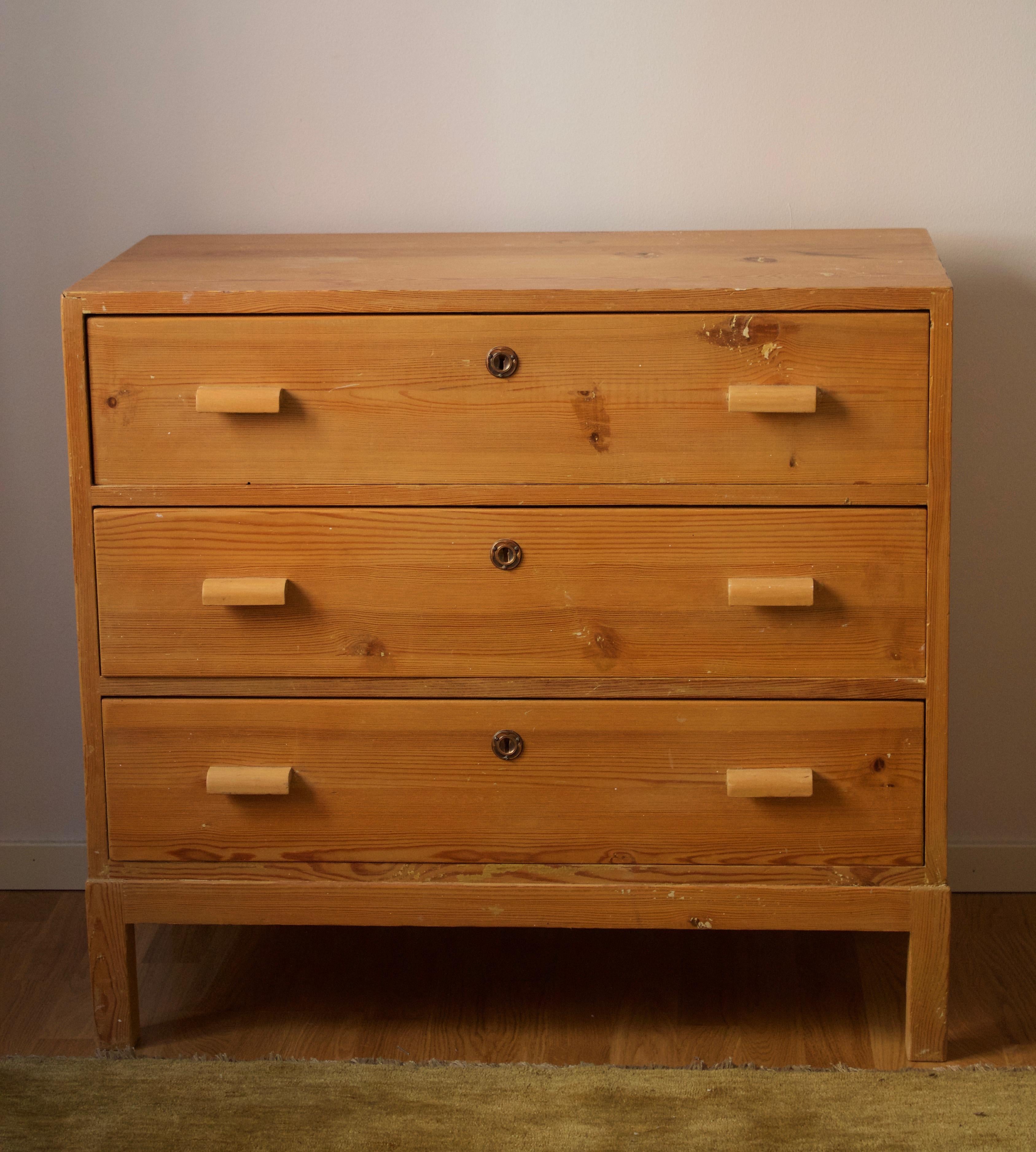 A dresser or chest of drawers in solid pine. Designed and produced in Sweden, 1940s.
 
  