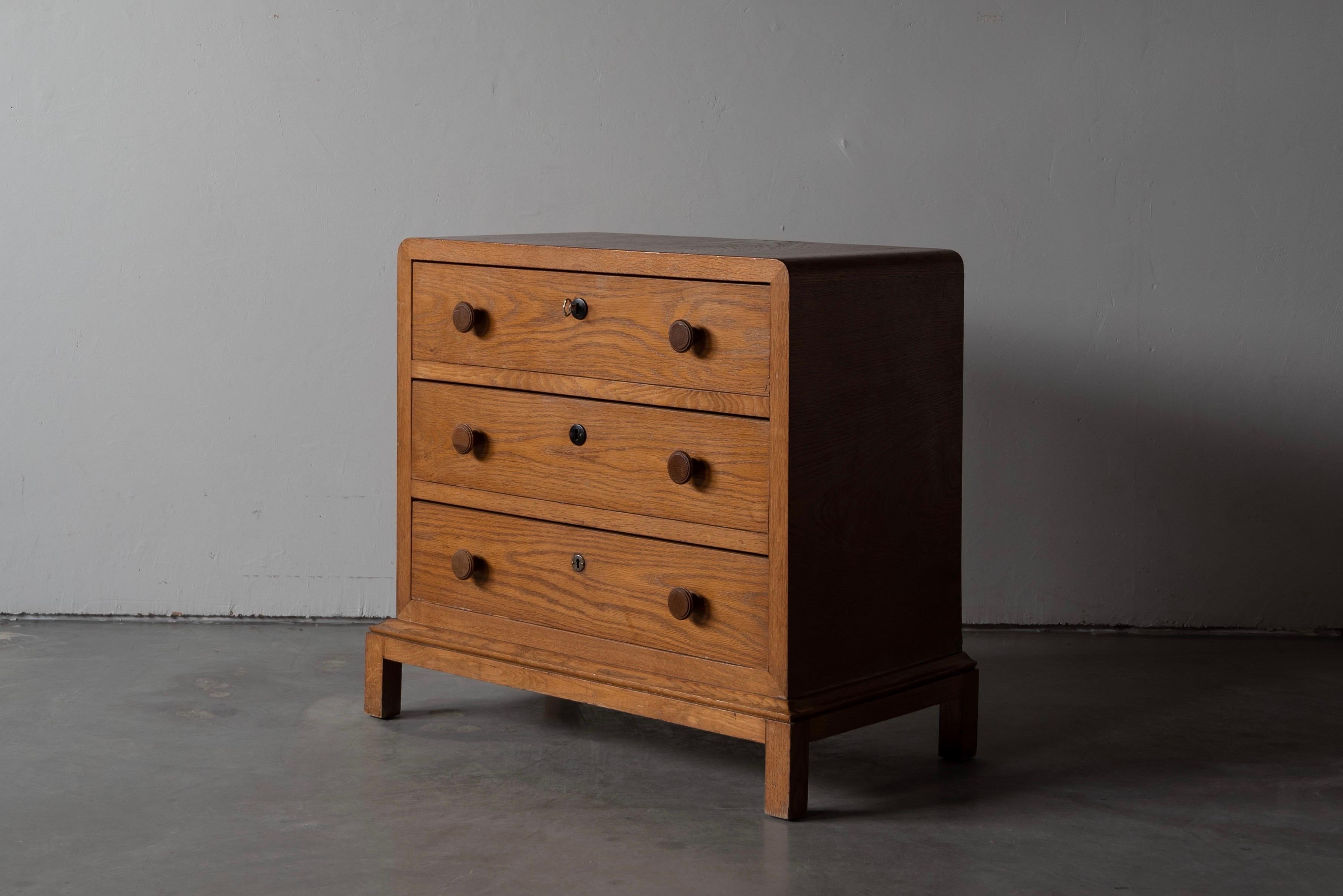 A dresser or chest of drawers in solid oak. Designed and produced in Sweden, 1940s. With original key included.

In simple and pure modern form, highlighting the wood grain. Work presents with beautiful original patina.

Other designers of the