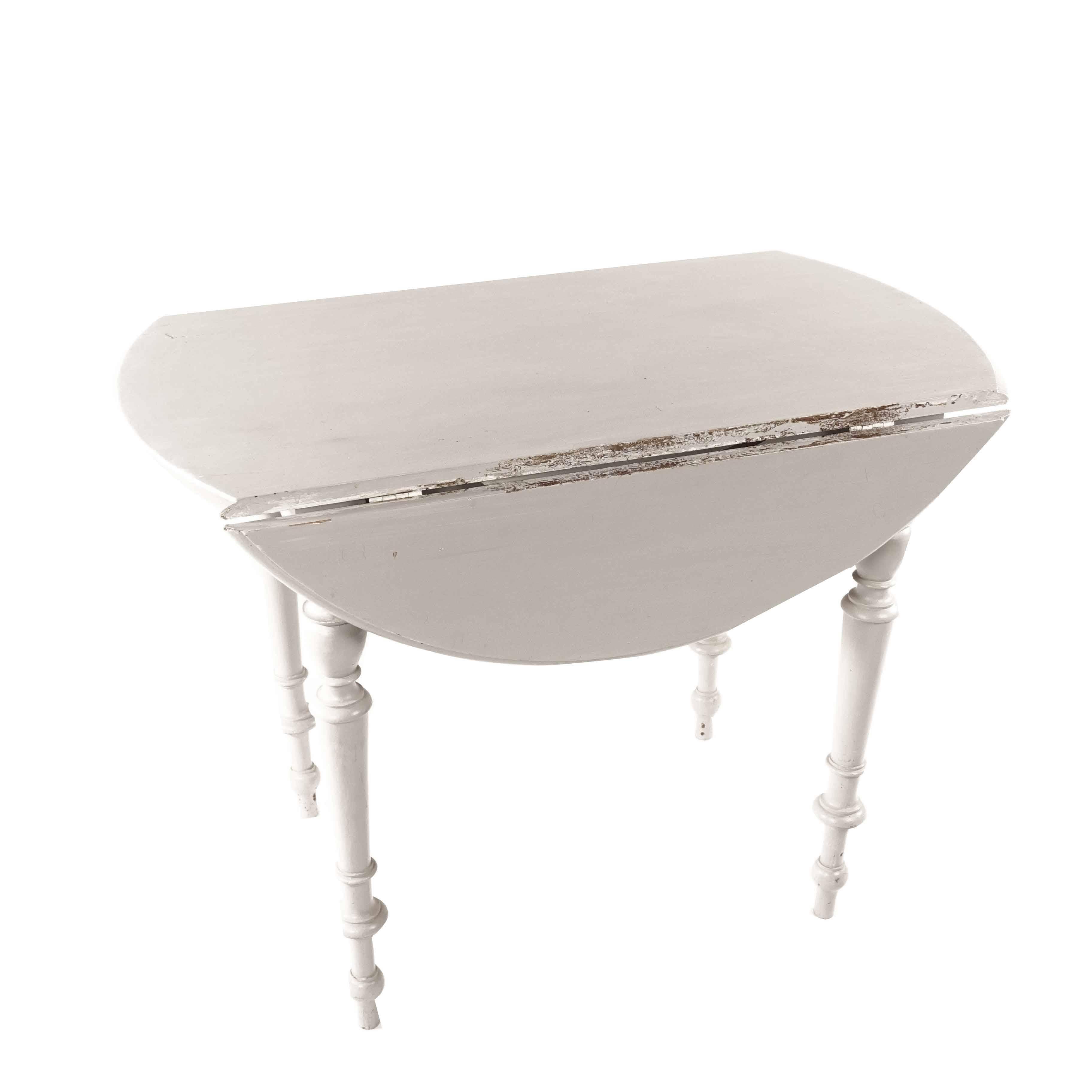 Stunning table that gives both charm and flexibility.
The centrepiece has a small crack, that does not affect the stability, just adds to charm.