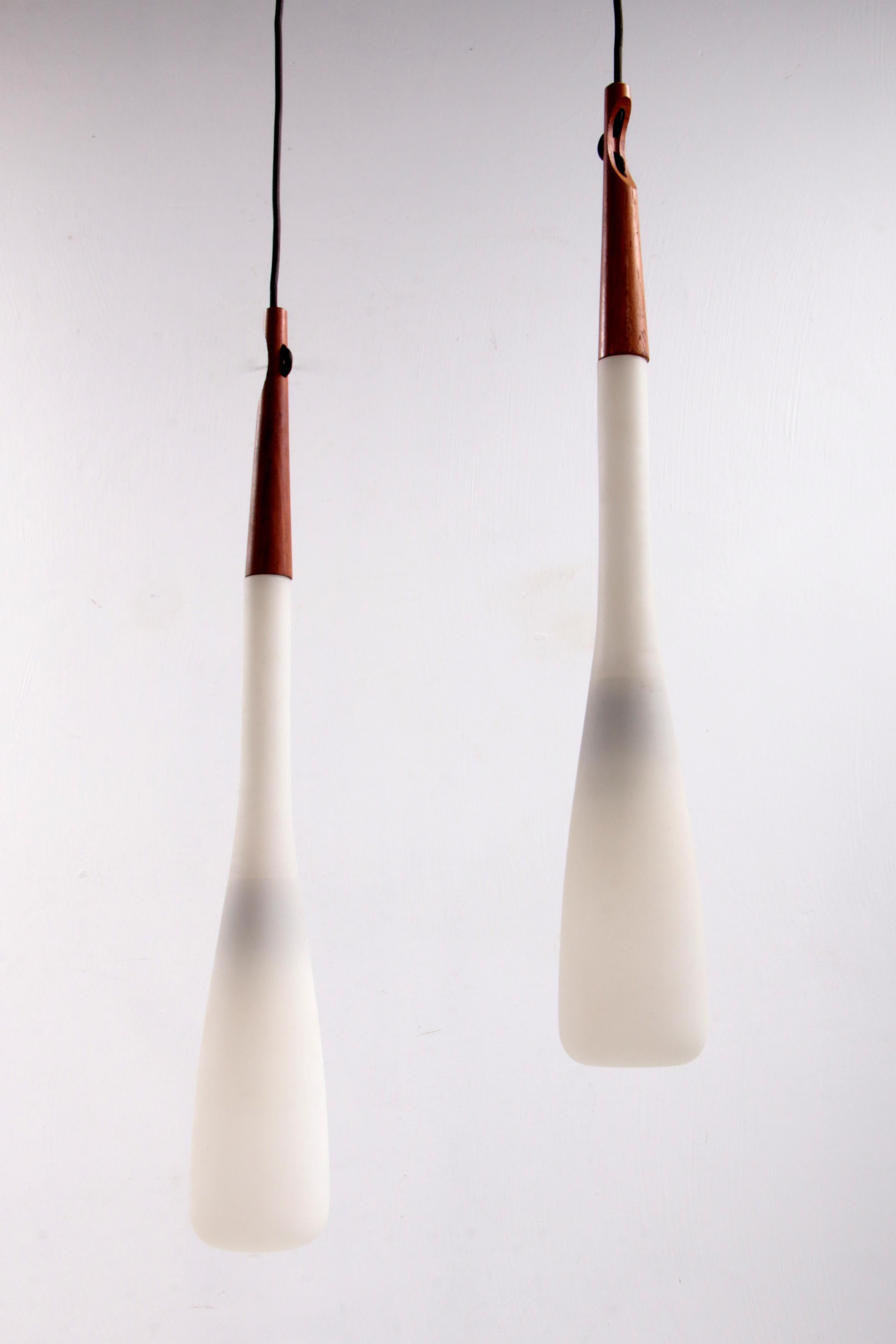 Svedese Lampada a sospensione svedese a goccia di Uno & Östen Kristiansson per Luxus, anni '50 in vendita
