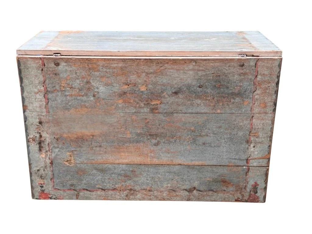 Table suédoise à tiroirs ou à ardoises, bleu d'origine  polychrome et des notes florales sur une base blanche. Excellente grande taille, peut accueillir 8 personnes. 31.25