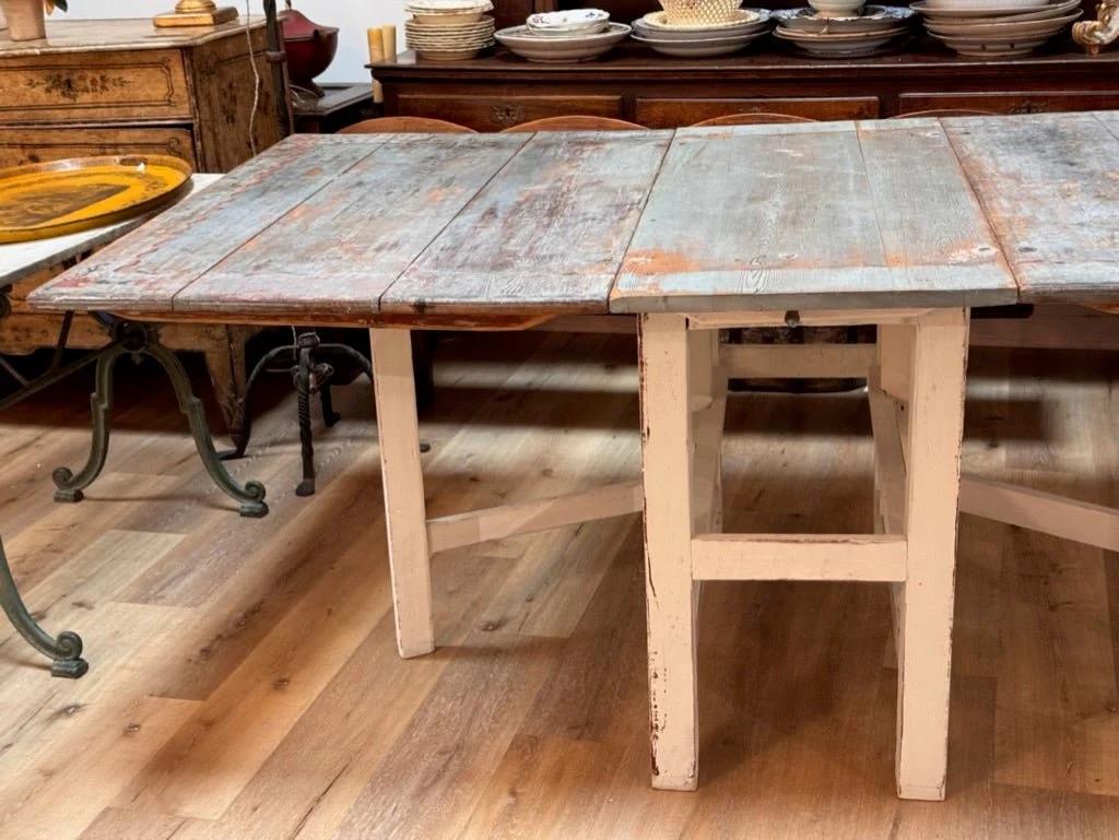 XIXe siècle Table de bordure suédoise à feuilles tombantes