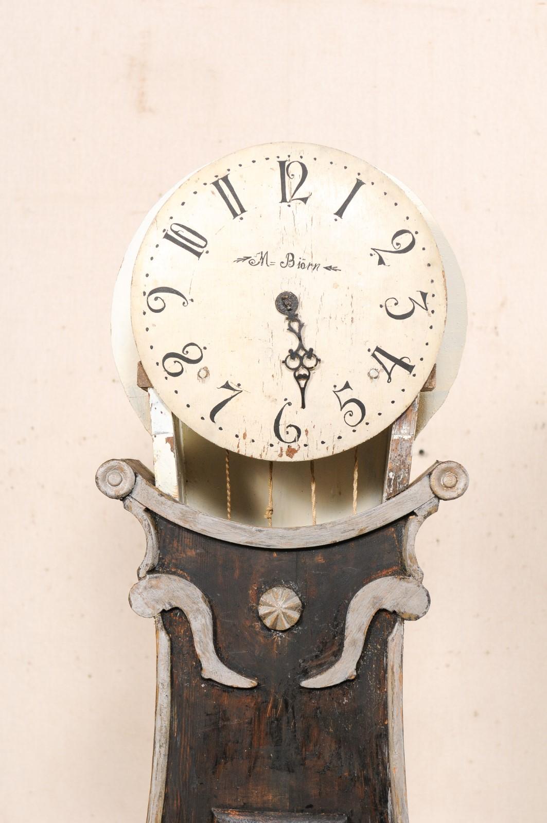 Bois Horloge de sol Fryksdahl suédoise du début du 19e siècle avec visage et mouvement en métal d'origine en vente