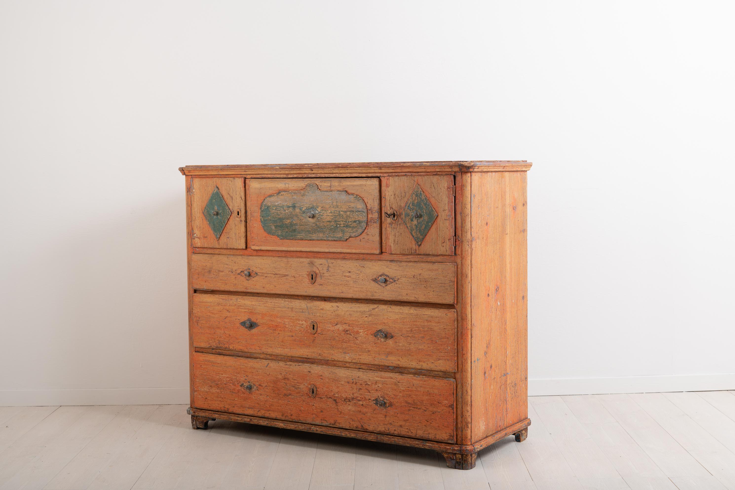 Swedish Early 19th Century Folk Art Chest of Drawers In Good Condition In Kramfors, SE