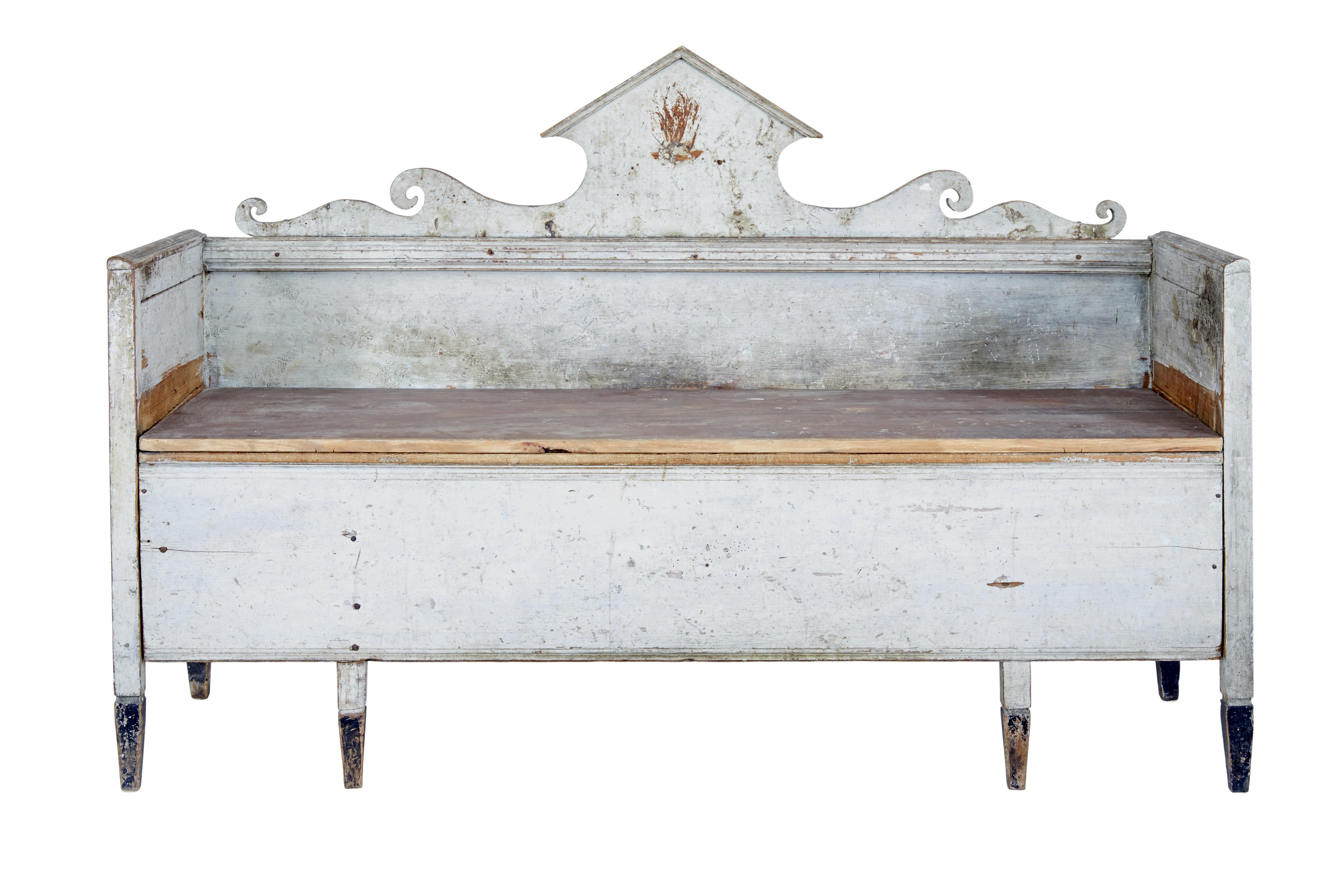 Sofá pintado sueco de principios del siglo XIX, de estilo Gustaviano, circa 1810.

Impresionante sofá con pintura original.  Habría sido una cama de día con una sección extensible en la parte delantera, pero se ha cerrado herméticamente.

Cornisa