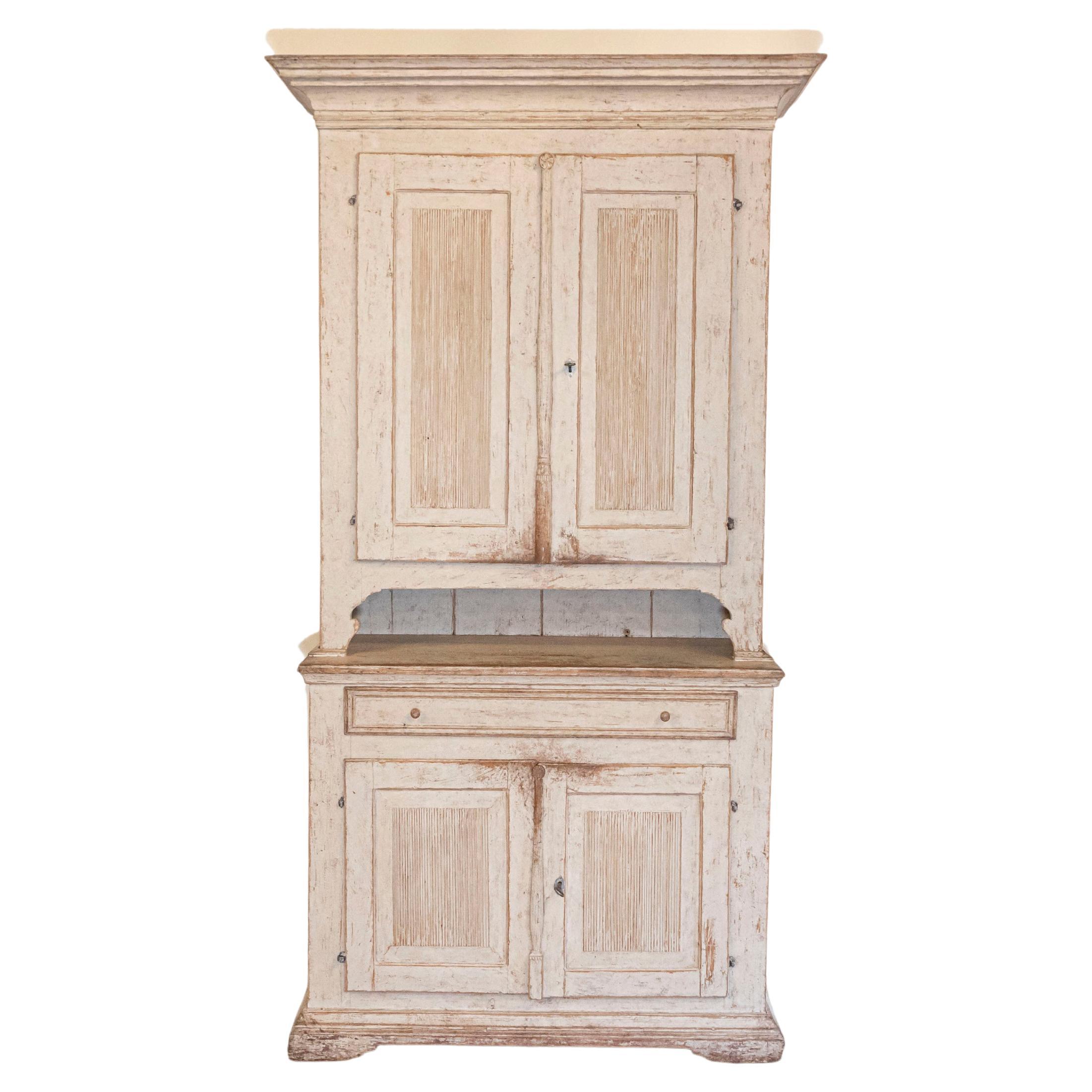 Grand meuble de rangement suédois peint de style gustavien du début du 19ème siècle avec portes cannelées