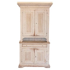 Grand meuble de rangement suédois peint de style gustavien du début du 19ème siècle avec portes cannelées