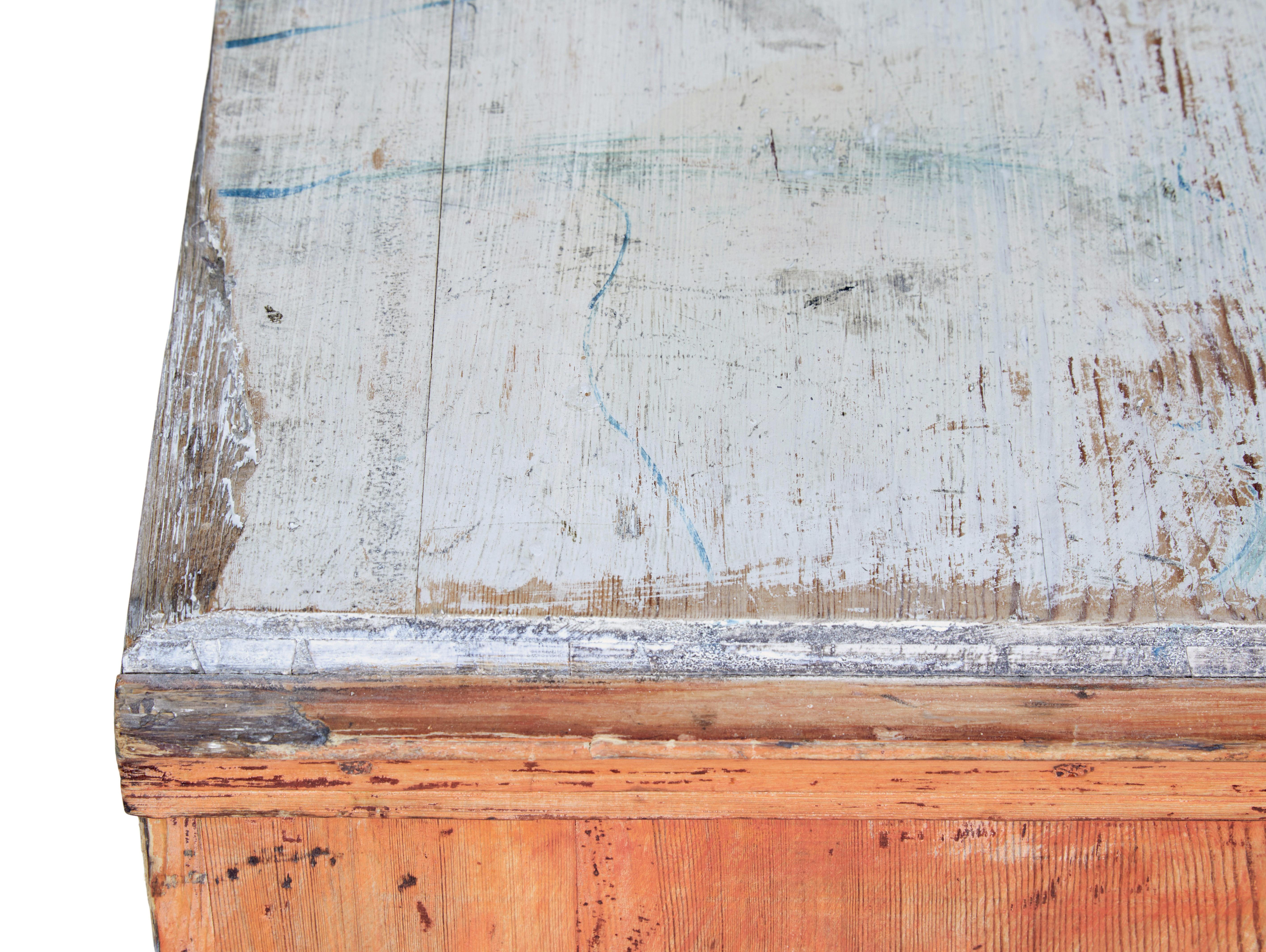 Commode suédoise en pin peinte à la main au début du 19e siècle en vente 2