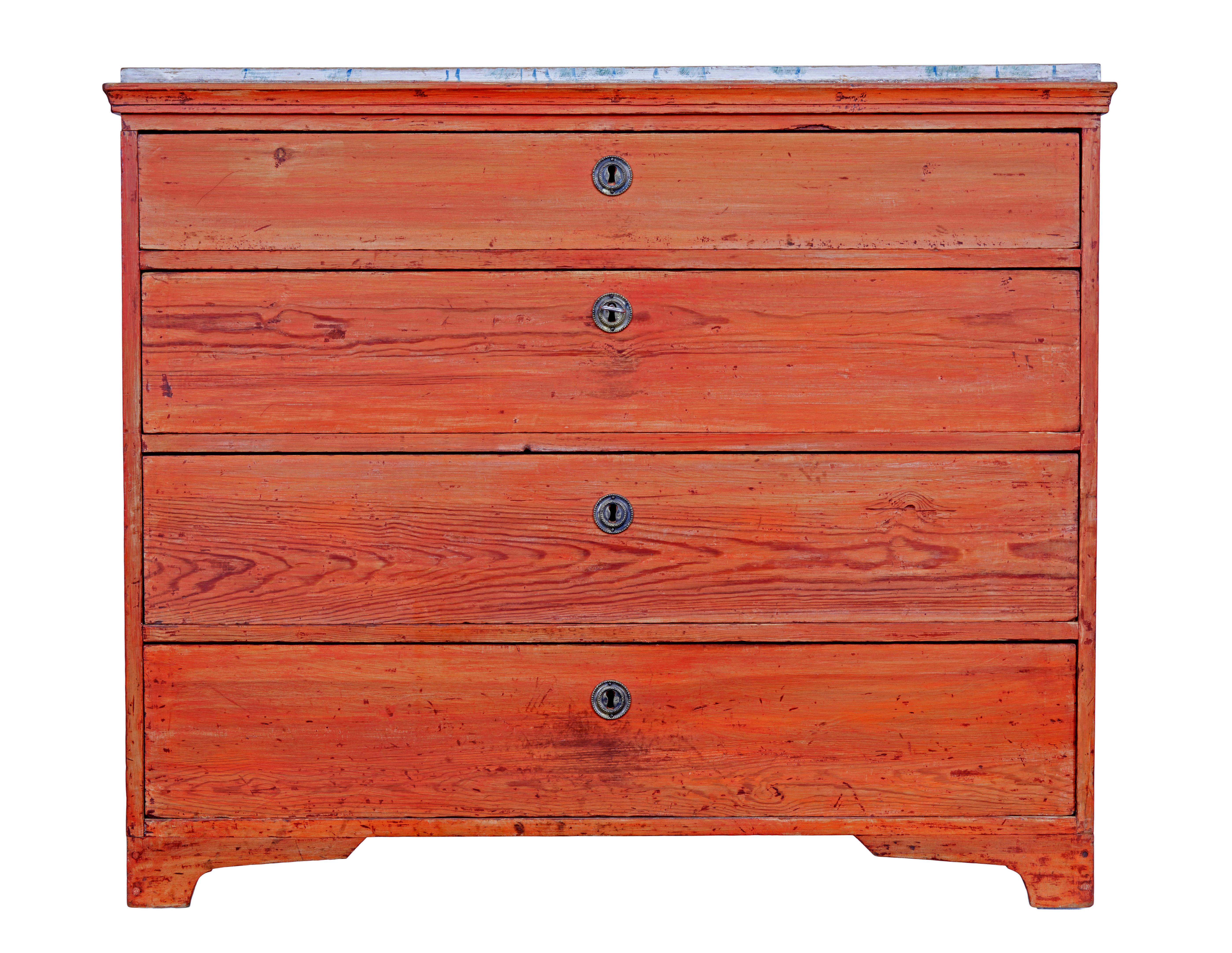 Commode suédoise en pin peint du début du XIXe siècle, vers 1800.

Commode de qualité supérieure, équipée de 4 tiroirs gradués qui s'ouvrent à la clé.  La peinture rouge audacieuse s'est usée, laissant apparaître les veines du bois.  Surface