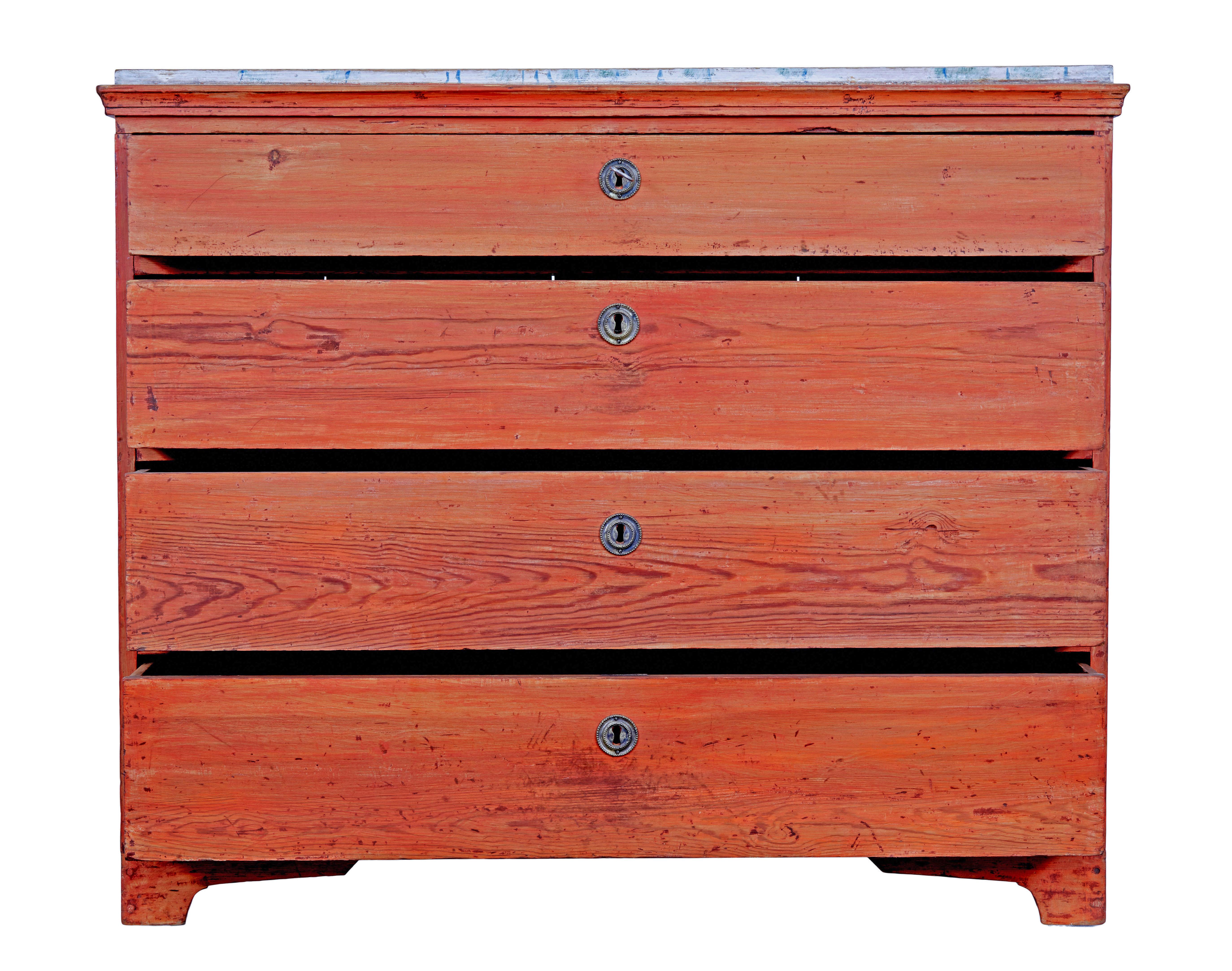 Gustavien Commode suédoise en pin peinte à la main au début du 19e siècle en vente