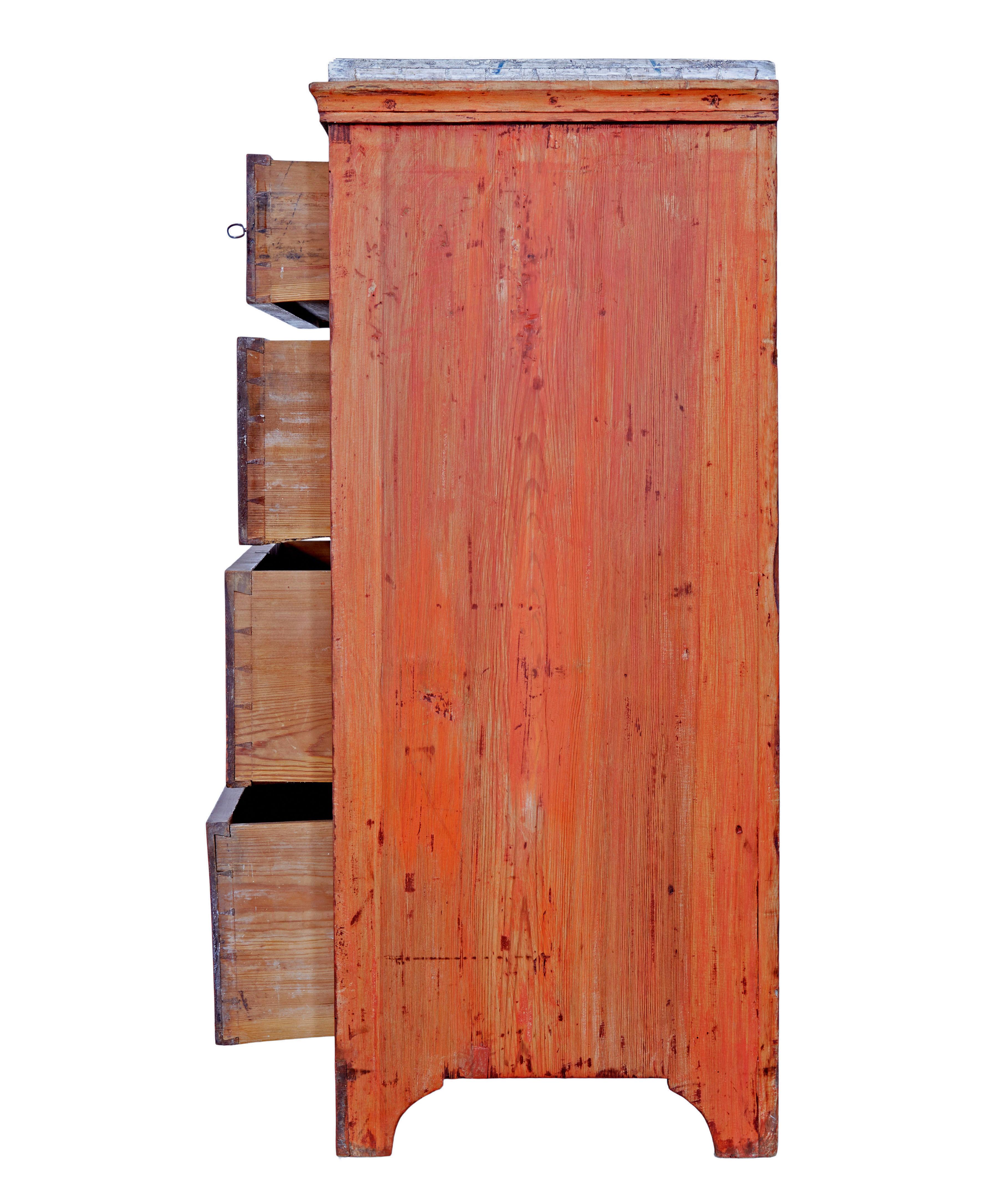 Suédois Commode suédoise en pin peinte à la main au début du 19e siècle en vente