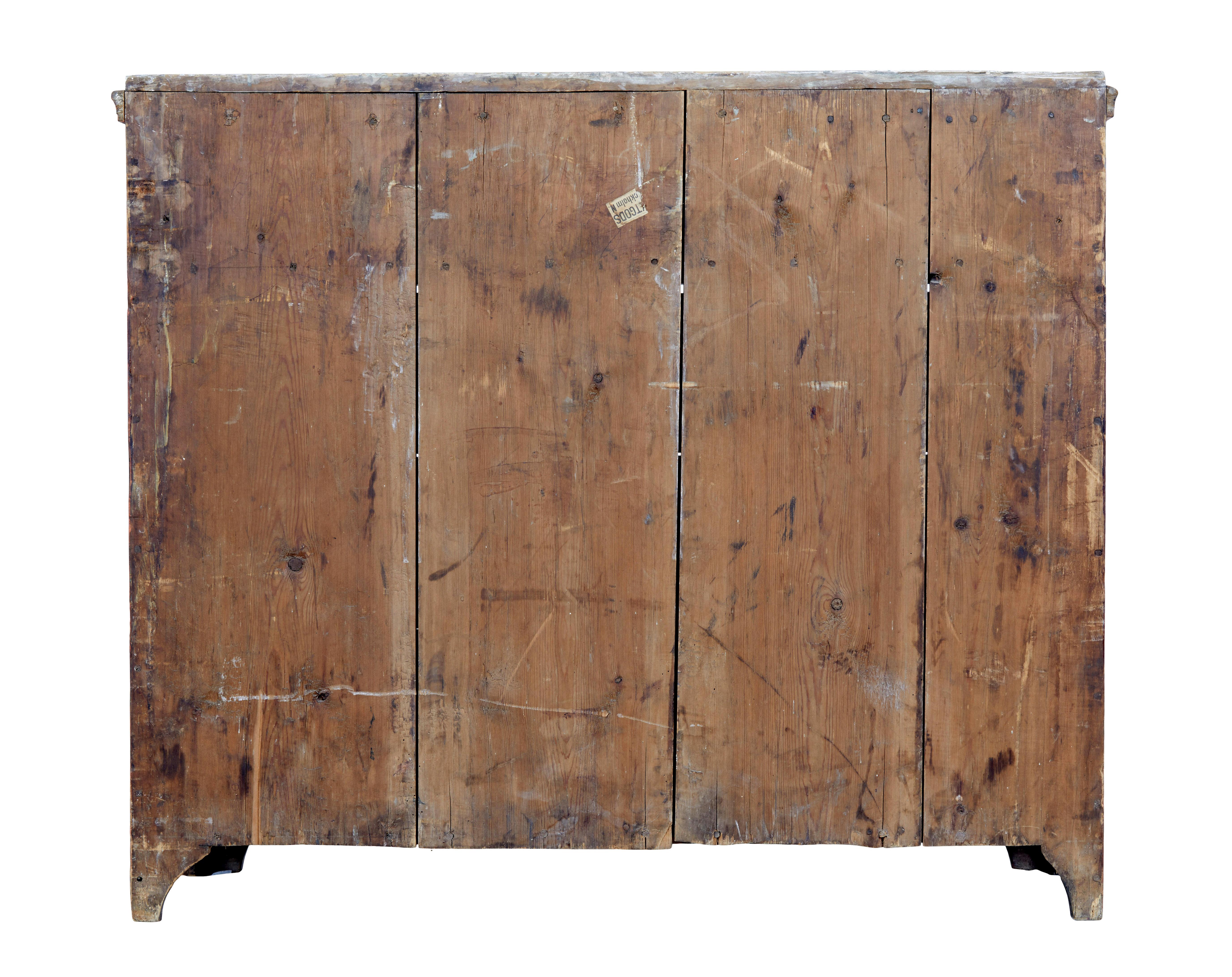 Sculpté à la main Commode suédoise en pin peinte à la main au début du 19e siècle en vente