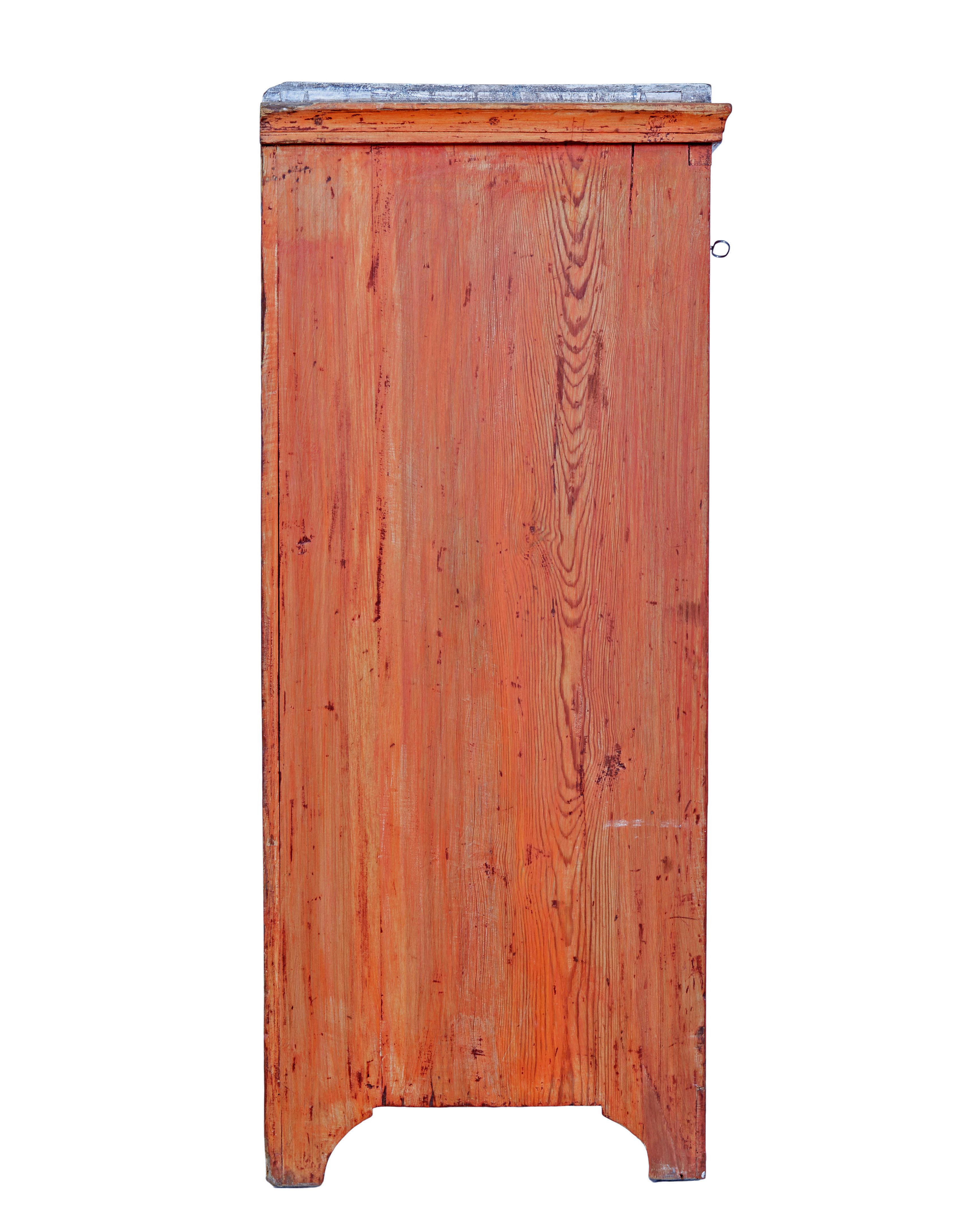 Commode suédoise en pin peinte à la main au début du 19e siècle Bon état - En vente à Debenham, Suffolk