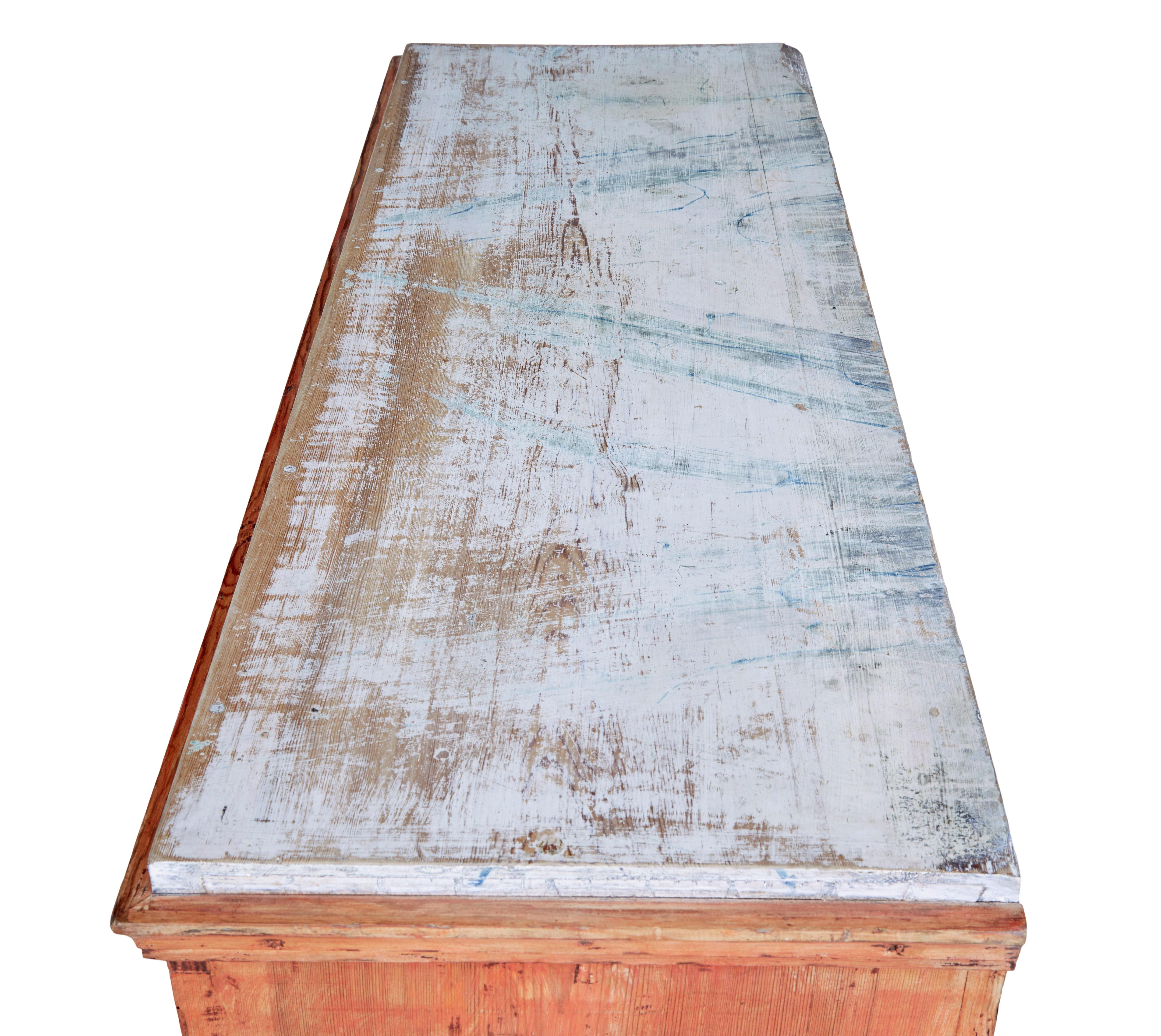Commode suédoise en pin peinte à la main au début du 19e siècle en vente 1