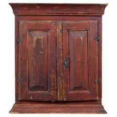 Schwedischer, handbemalter Kiefer-Wandschrank aus dem frühen 19.