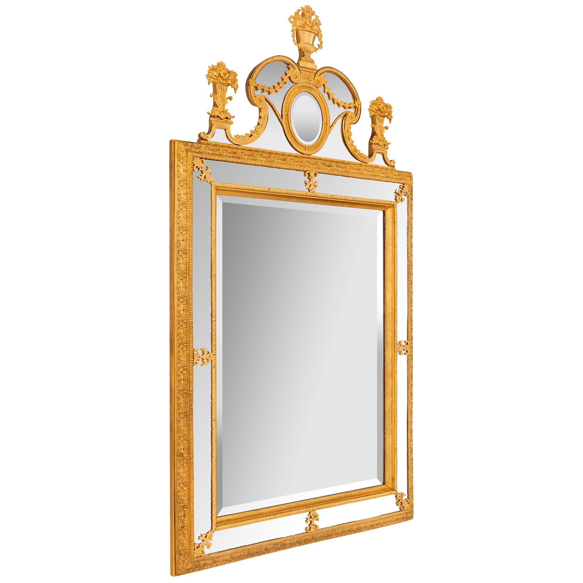 Schwedischer neoklassizistischer Spiegel des frühen 19. Ormolu-Spiegel (Neoklassisch) im Angebot