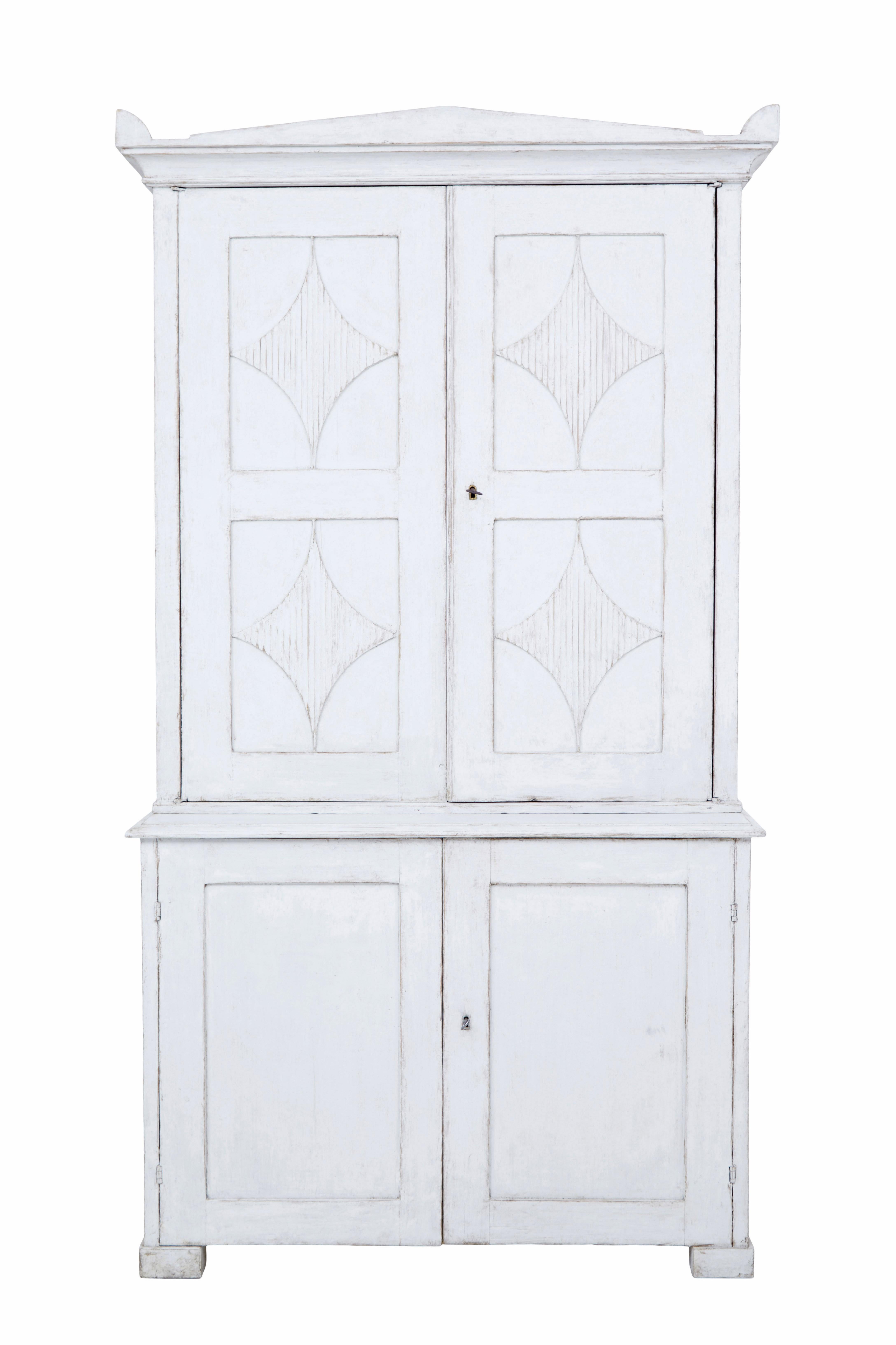 Credenza svedese dipinta dell'inizio del XIX secolo, circa 1820.

Armadio in due parti di ottima qualità, ideale per la cucina o per più stanze della casa. Sezione superiore con cornice architettonica, decorata con pannelli scanalati incassati alle