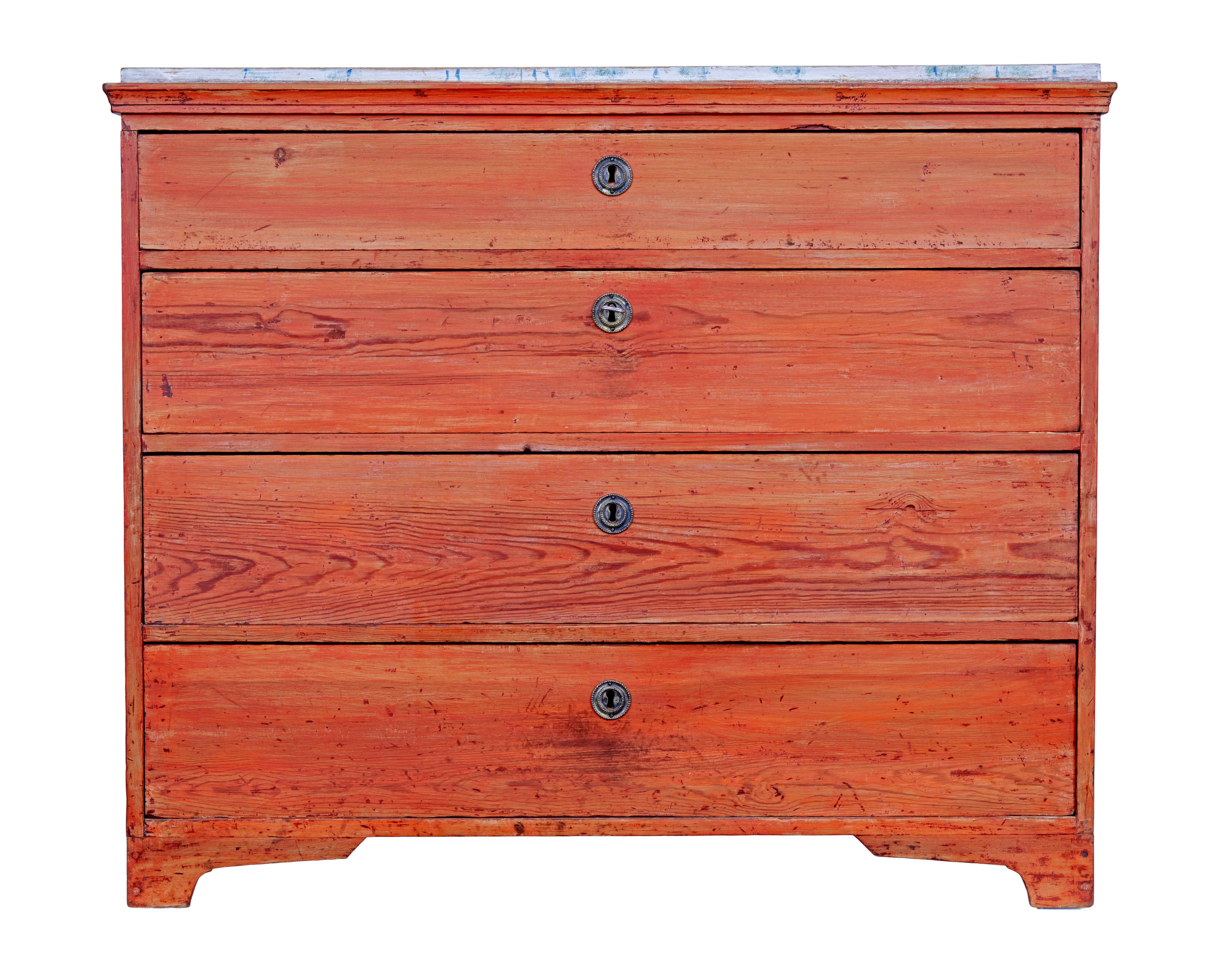 Schwedische Kommode aus bemalter Kiefer aus dem frühen 19. Jahrhundert, um 1800.

Hochwertige Kommode mit 4 Schubladen, die sich mit dem Schlüssel öffnen lassen.  Die kräftige rote Farbe ist abgenutzt und zeigt die Maserung des darunter liegenden