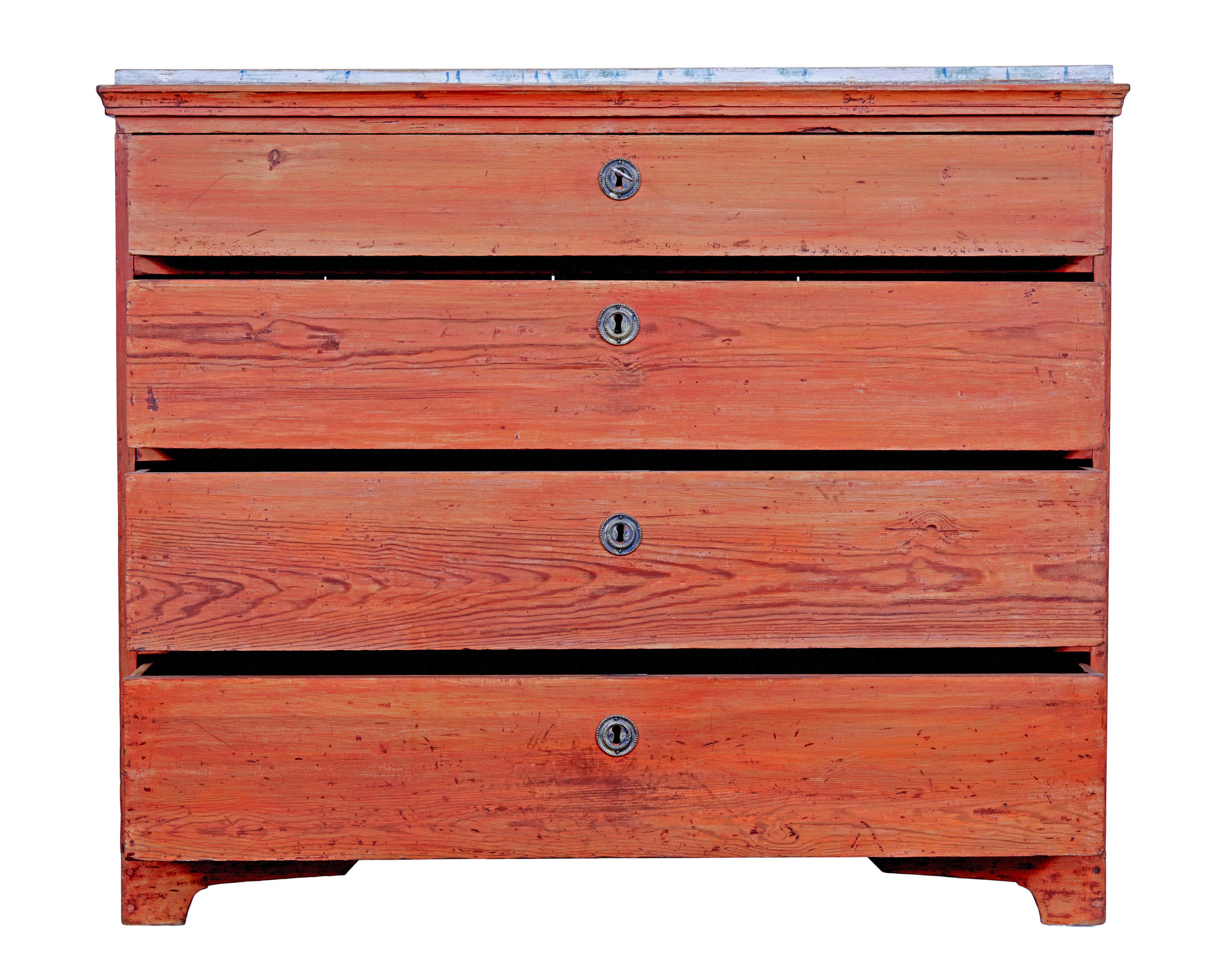 Schwedische Kommode aus bemalter Kiefer aus dem frühen 19. (Gustavianisch) im Angebot